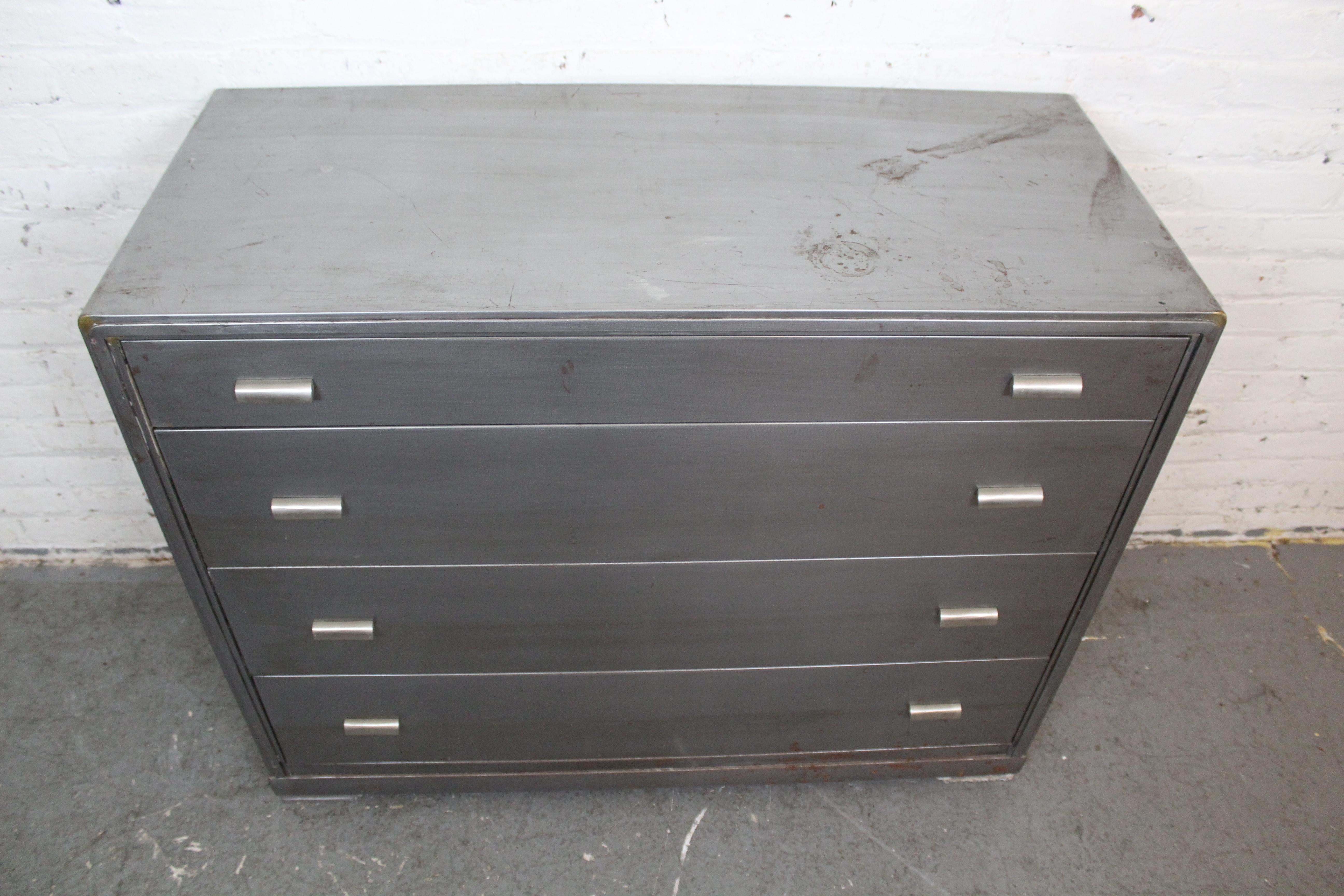 Cómoda Vintage Art Decó Industrial de metal by Simmons Furniture siglo XX en venta
