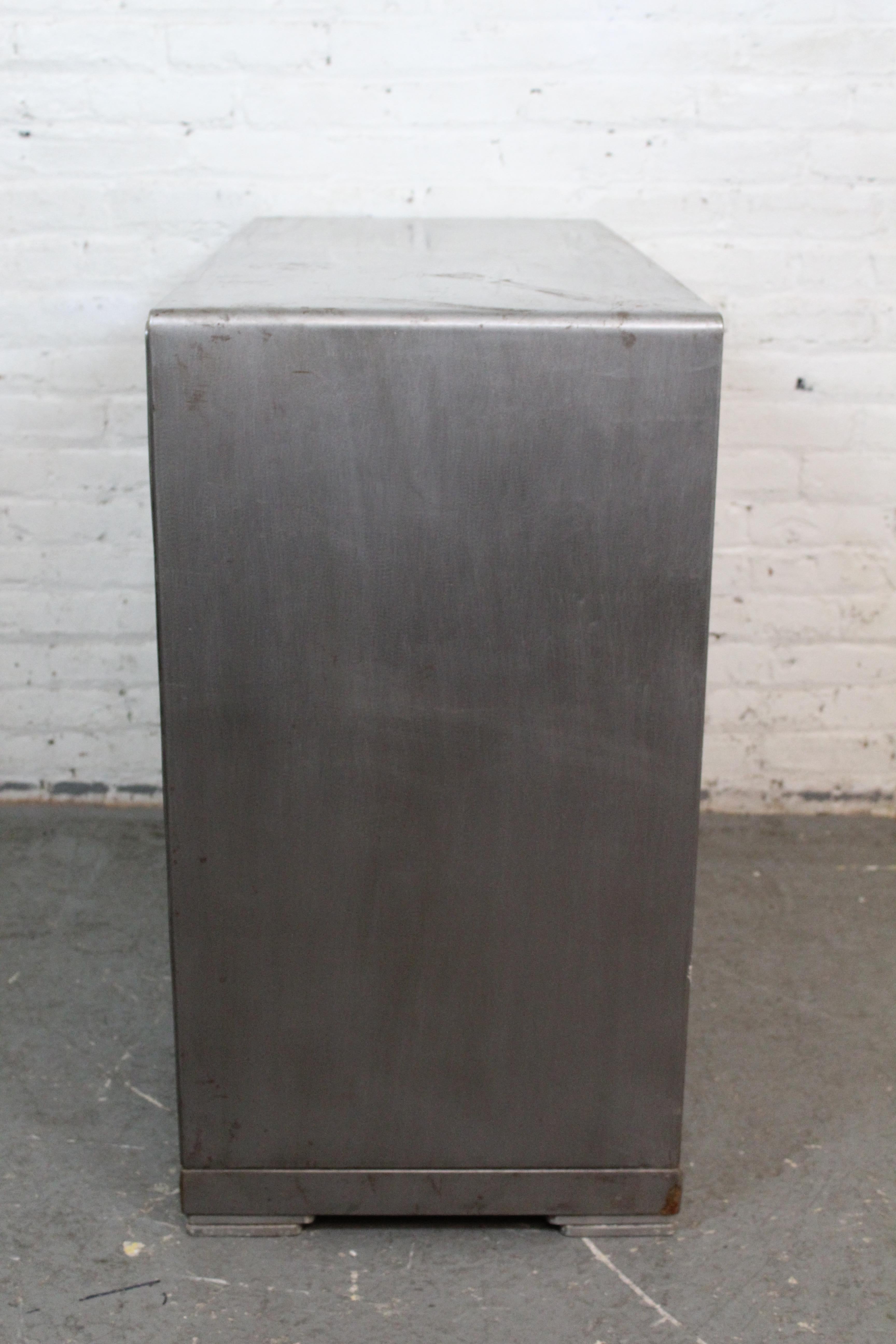 Cómoda Vintage Art Decó Industrial de metal by Simmons Furniture Metal en venta