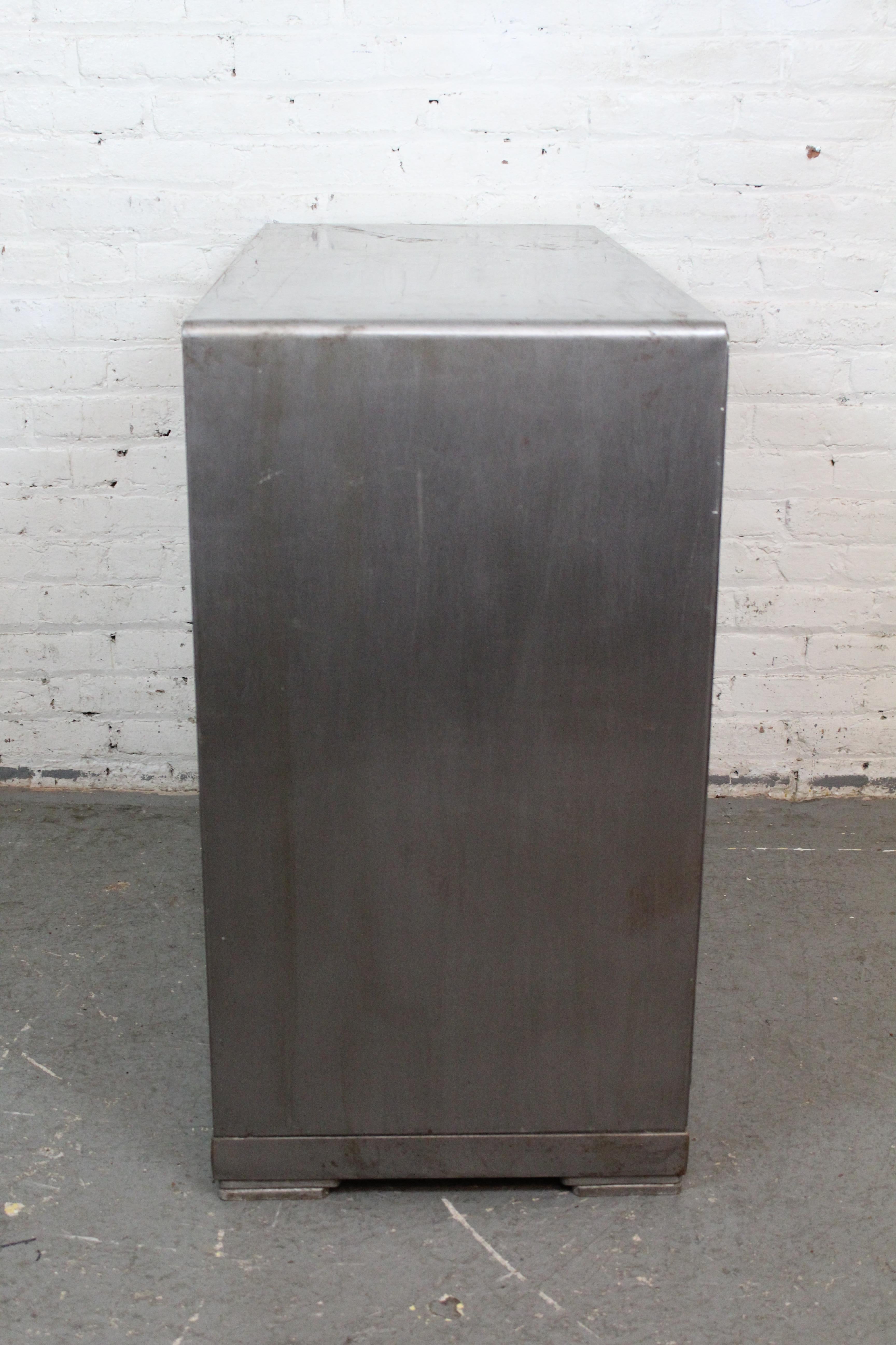 Cómoda Vintage Art Decó Industrial de metal by Simmons Furniture en venta 2