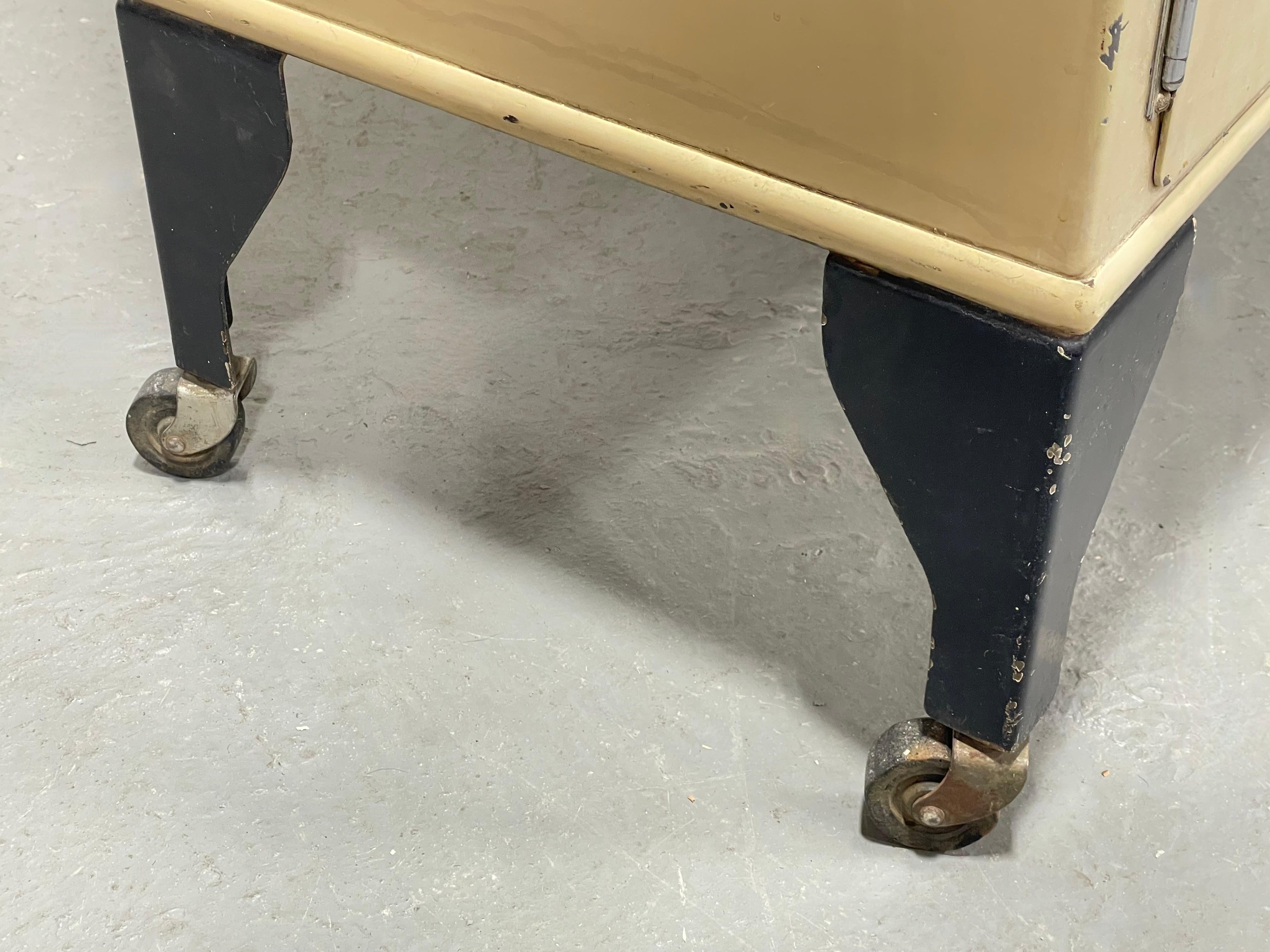 Vintage ART DECO Gabinete médico industrial de METAL con ruedas, c. años 30 en venta 4