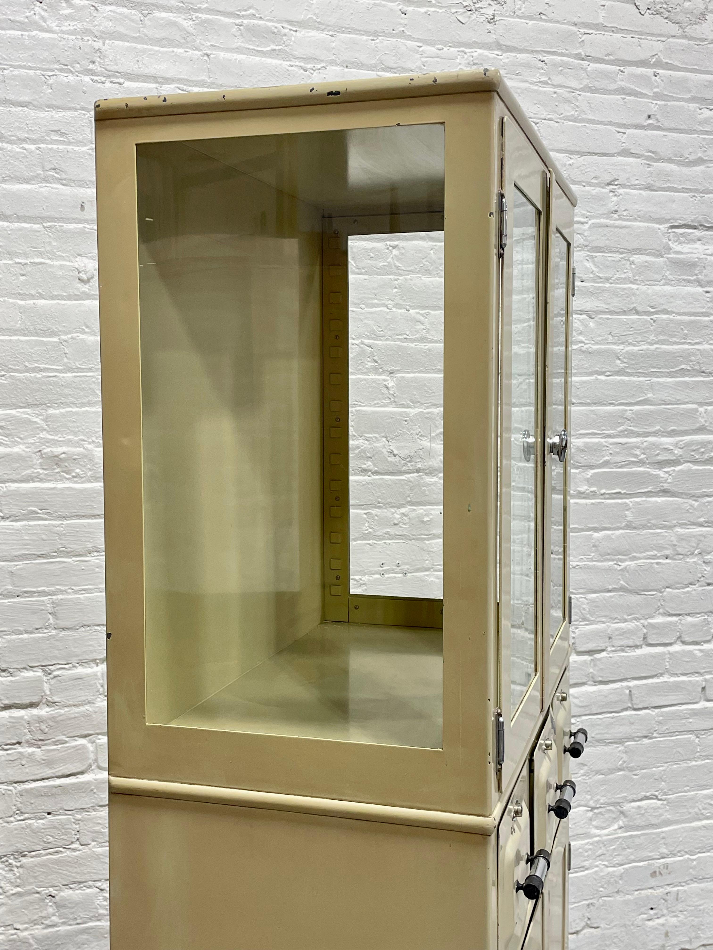 Vintage ART DECO Gabinete médico industrial de METAL con ruedas, c. años 30 en venta 5