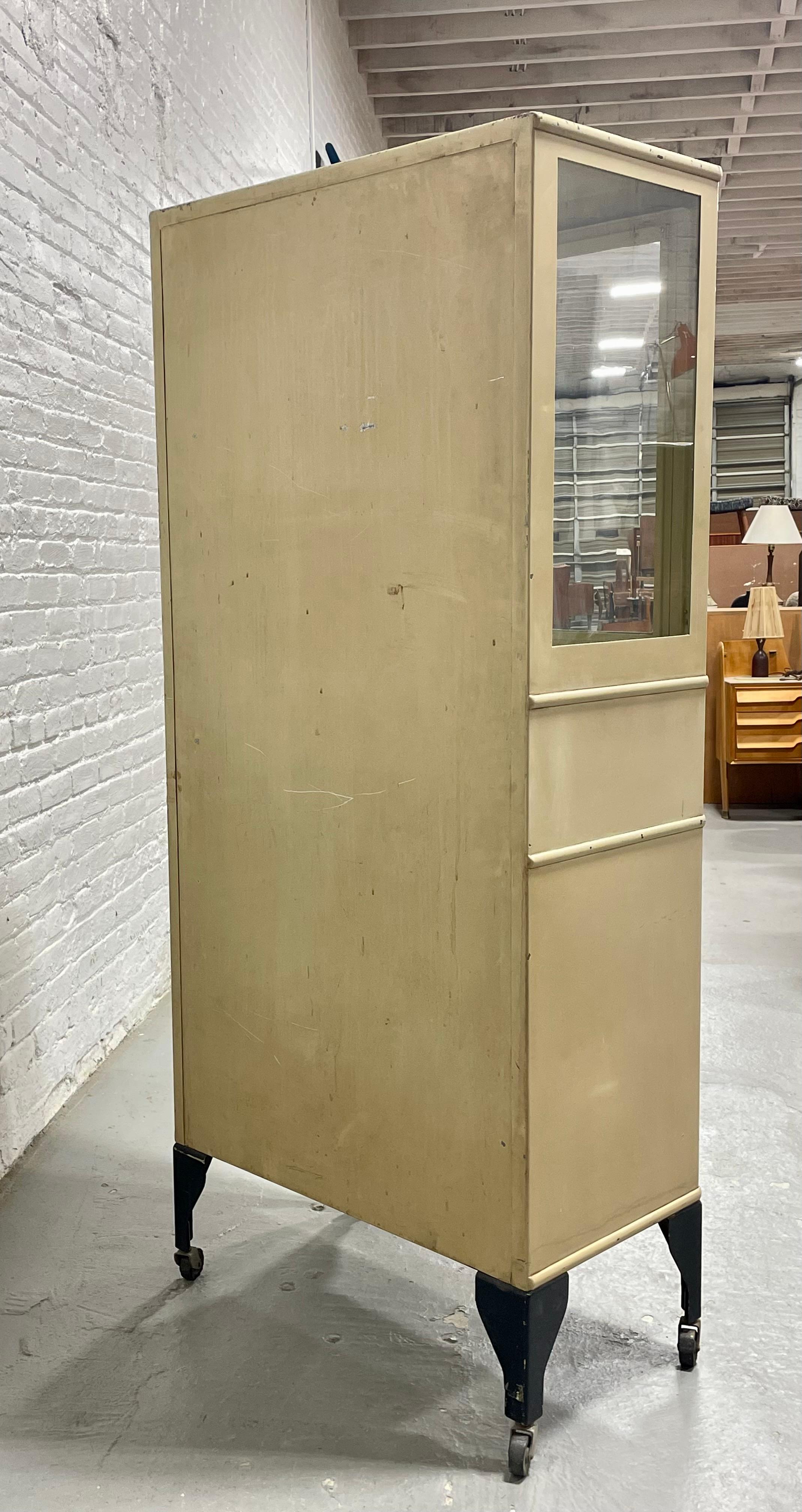 Vintage ART DECO Gabinete médico industrial de METAL con ruedas, c. años 30 en venta 6