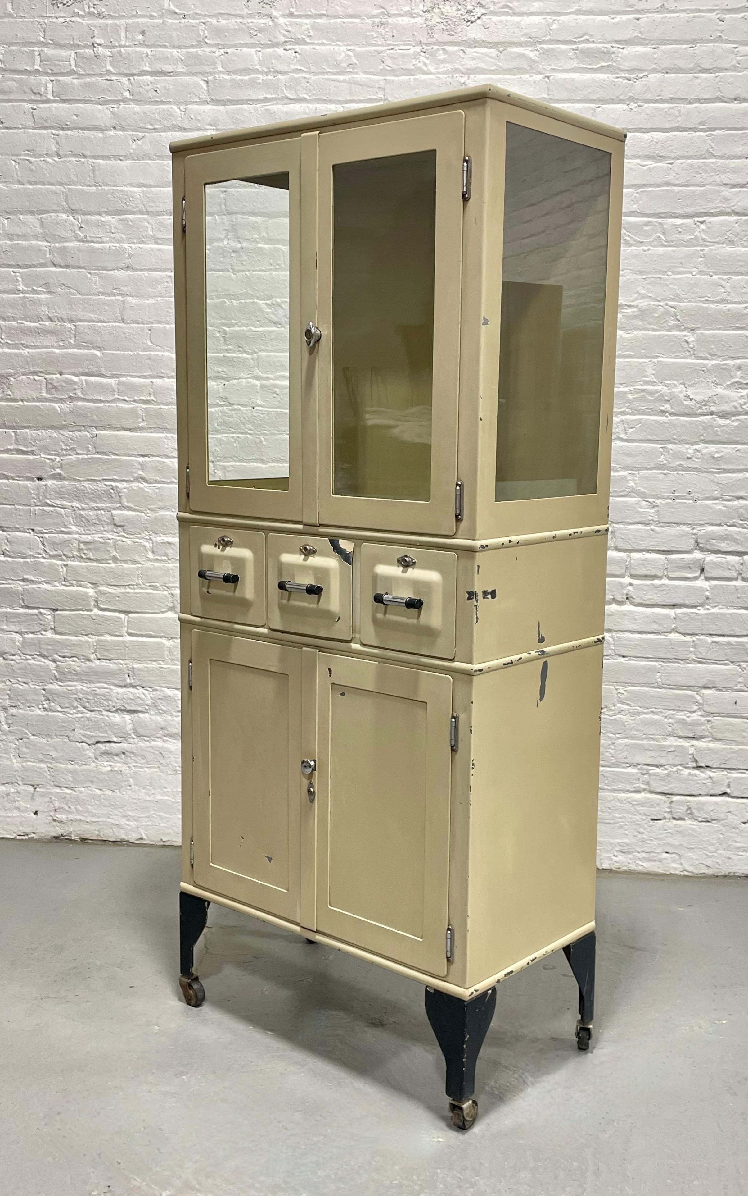 Vintage ART DECO Gabinete médico industrial de METAL con ruedas, c. años 30 en venta 7