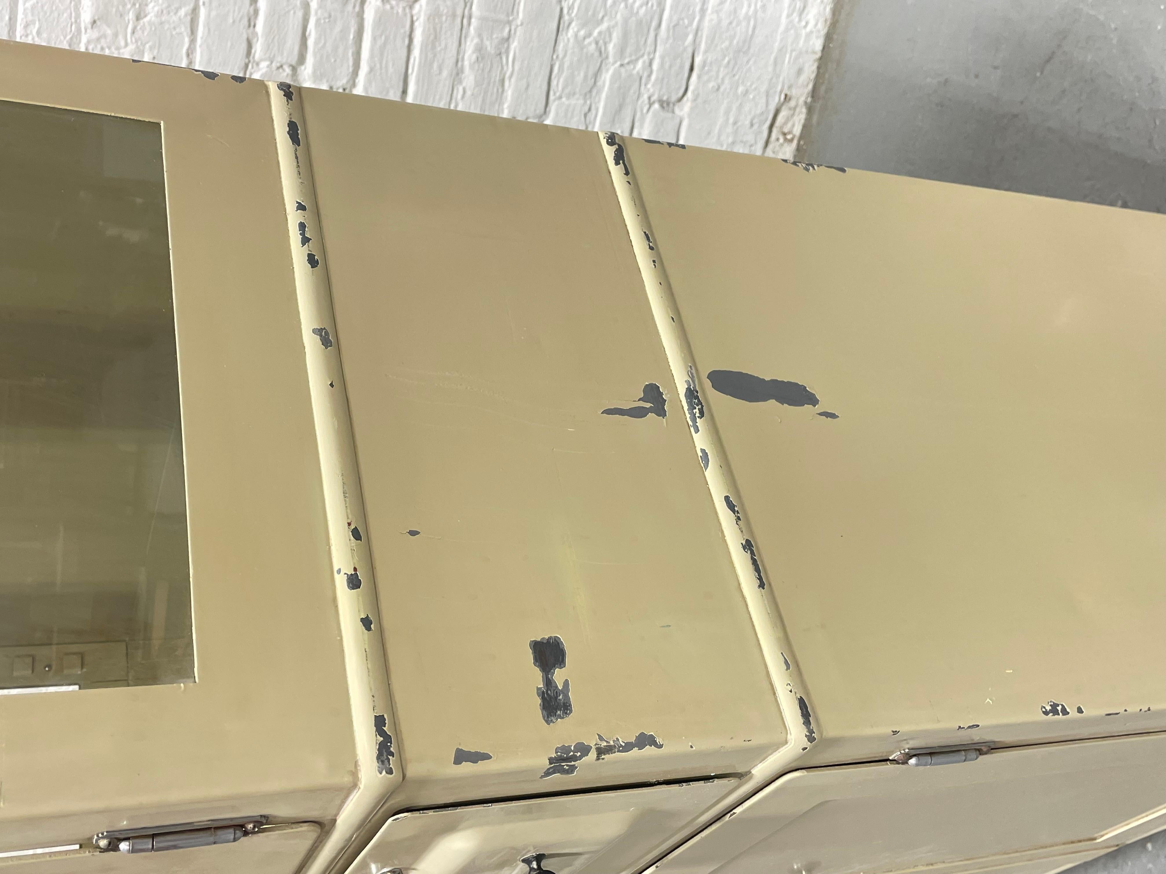 Vintage ART DECO Gabinete médico industrial de METAL con ruedas, c. años 30 en venta 8