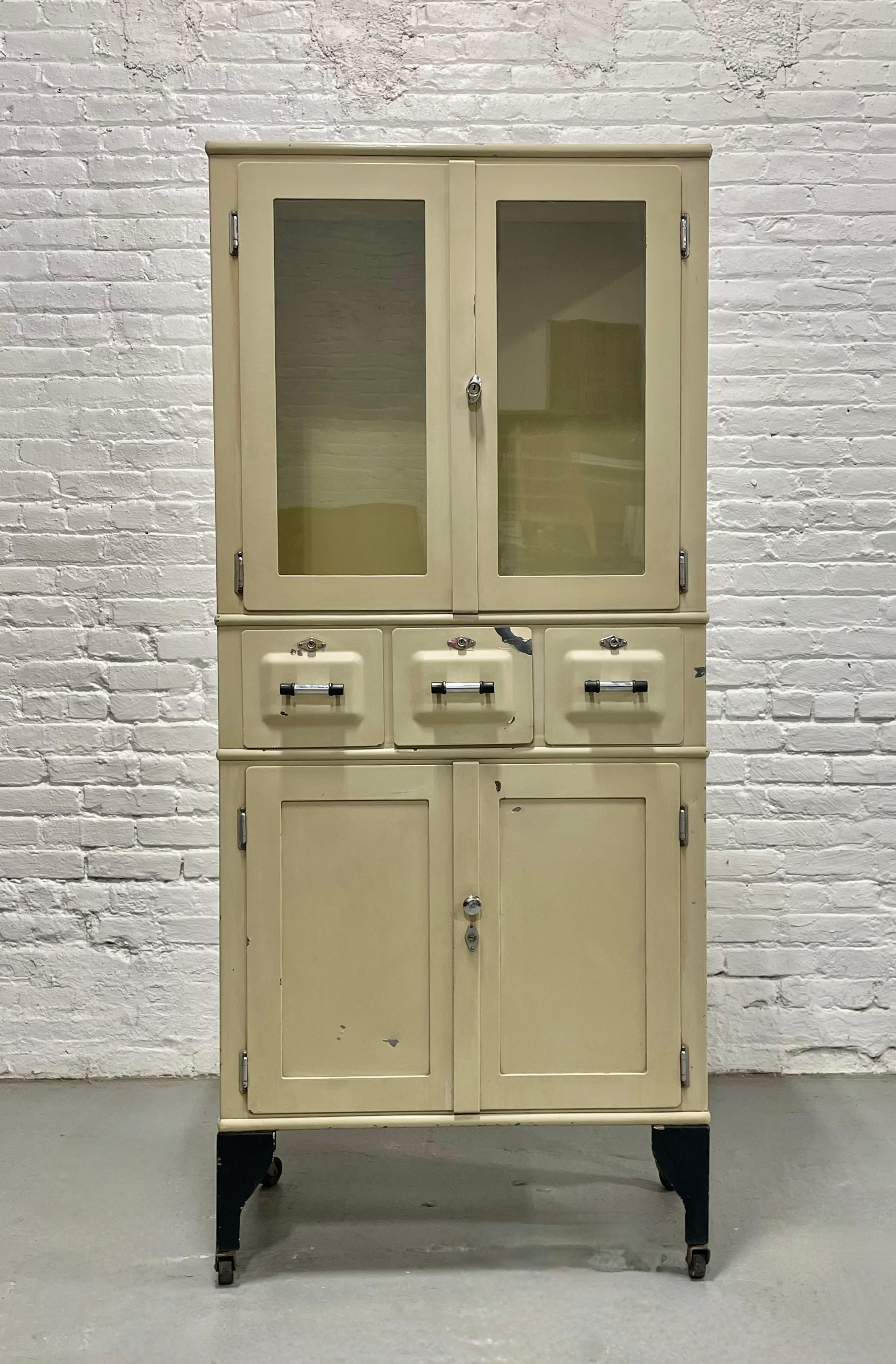 Vintage ART DECO Gabinete médico industrial de METAL con ruedas, c. años 30 Art Decó en venta
