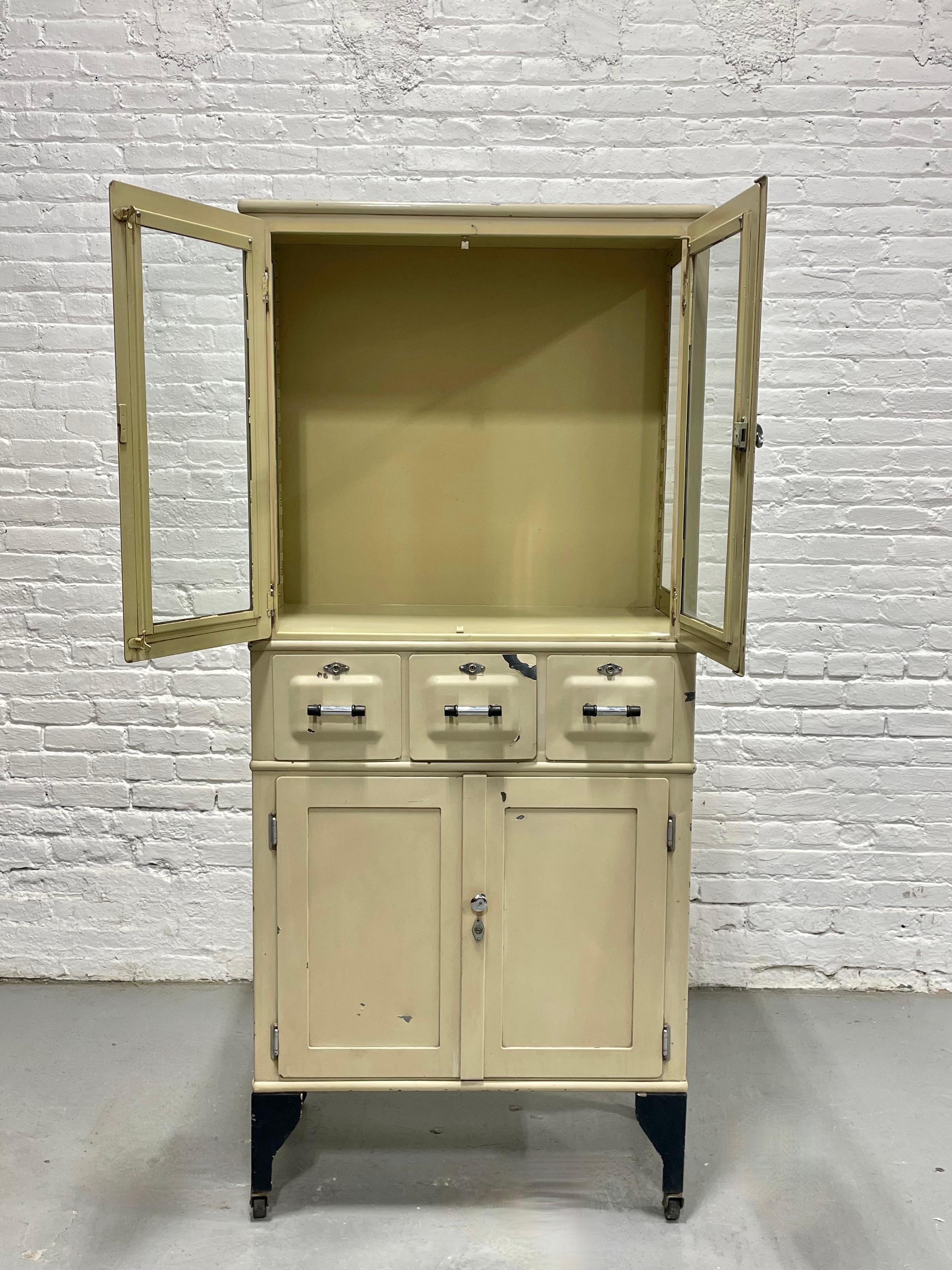 Vintage ART DECO Gabinete médico industrial de METAL con ruedas, c. años 30 en Bueno estado para la venta en Weehawken, NJ