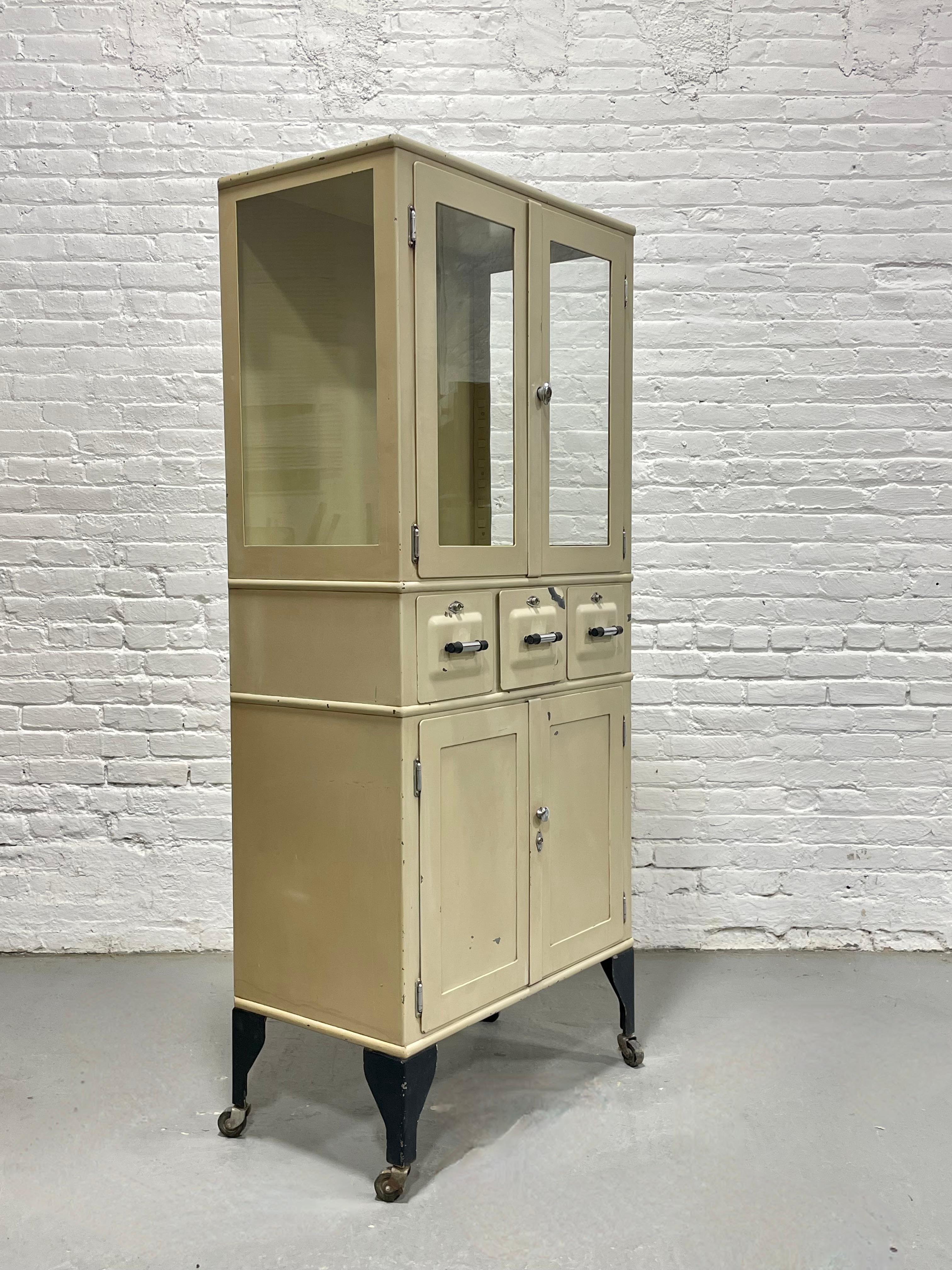 Vintage ART DECO Gabinete médico industrial de METAL con ruedas, c. años 30 mediados del siglo XX en venta