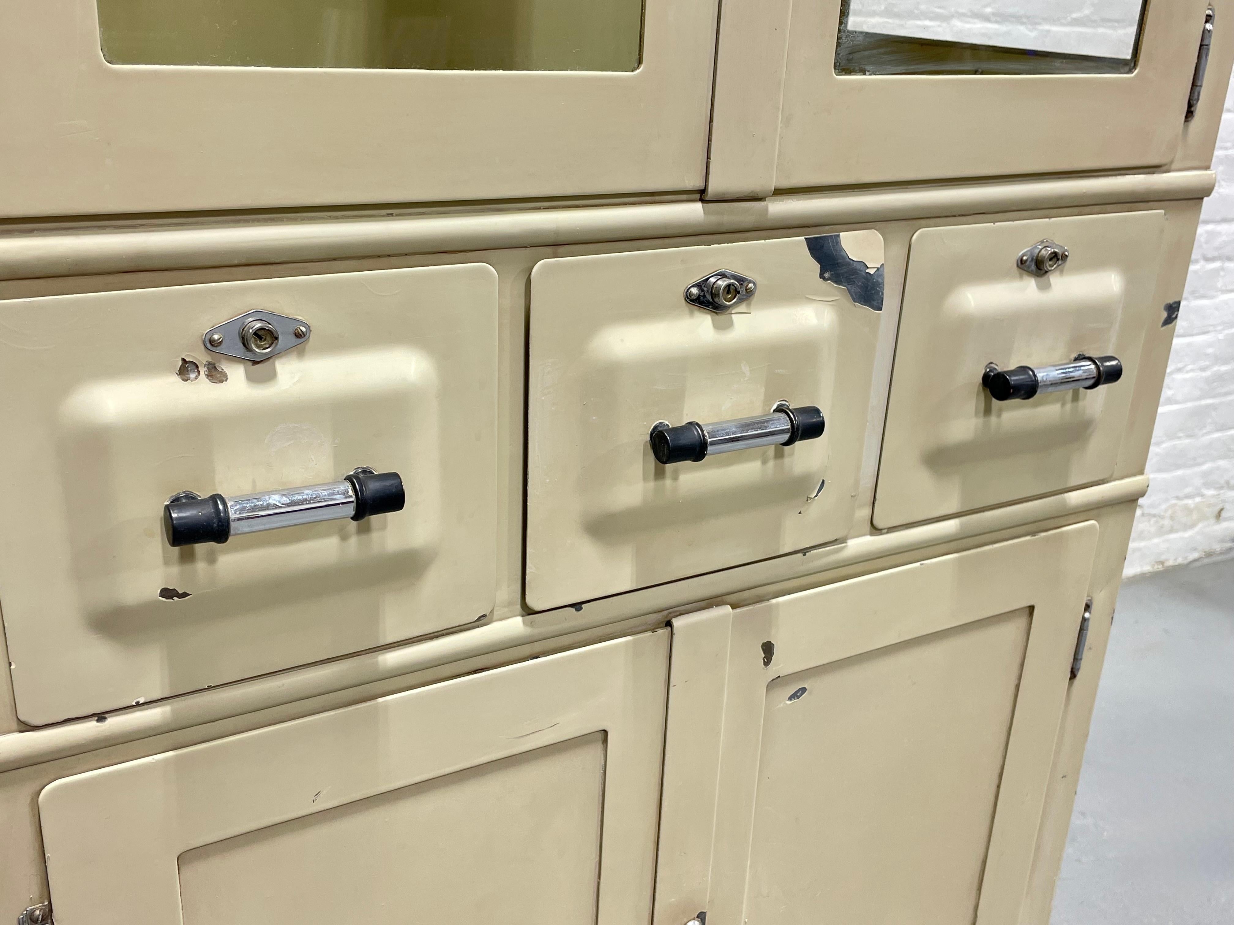 Vintage ART DECO Gabinete médico industrial de METAL con ruedas, c. años 30 Metal en venta