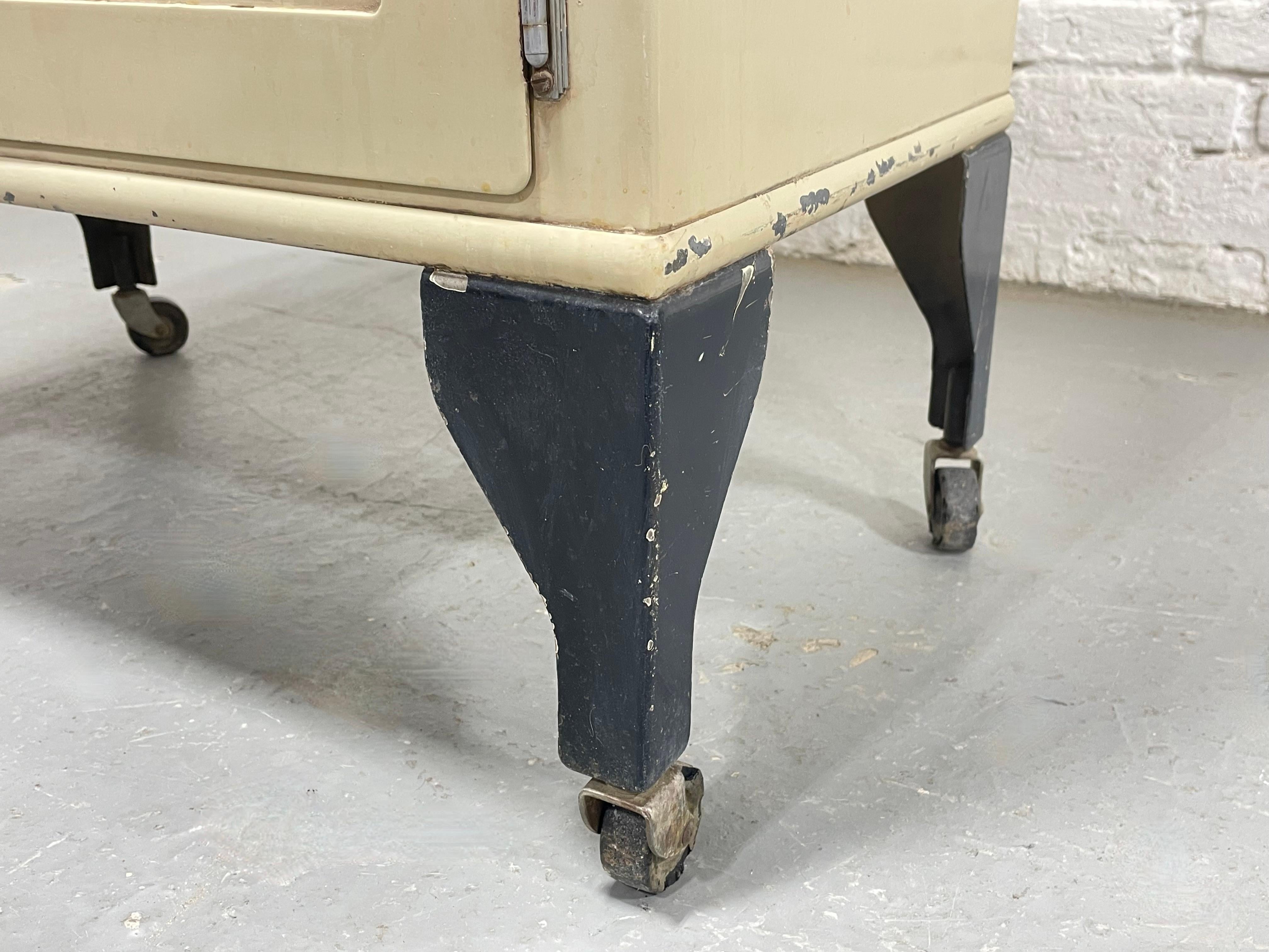 Vintage ART DECO Gabinete médico industrial de METAL con ruedas, c. años 30 en venta 2