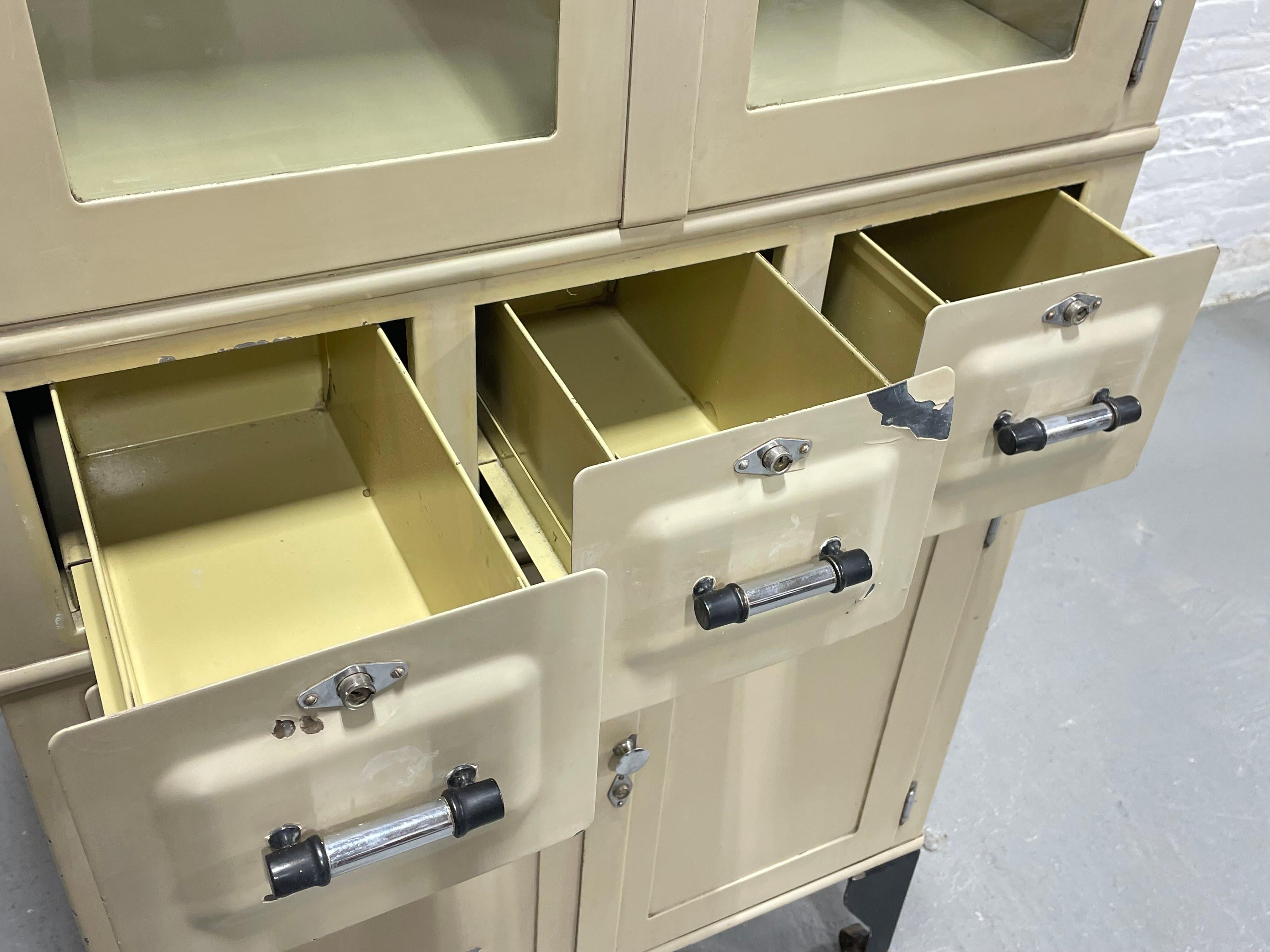 Vintage ART DECO Gabinete médico industrial de METAL con ruedas, c. años 30 en venta 3