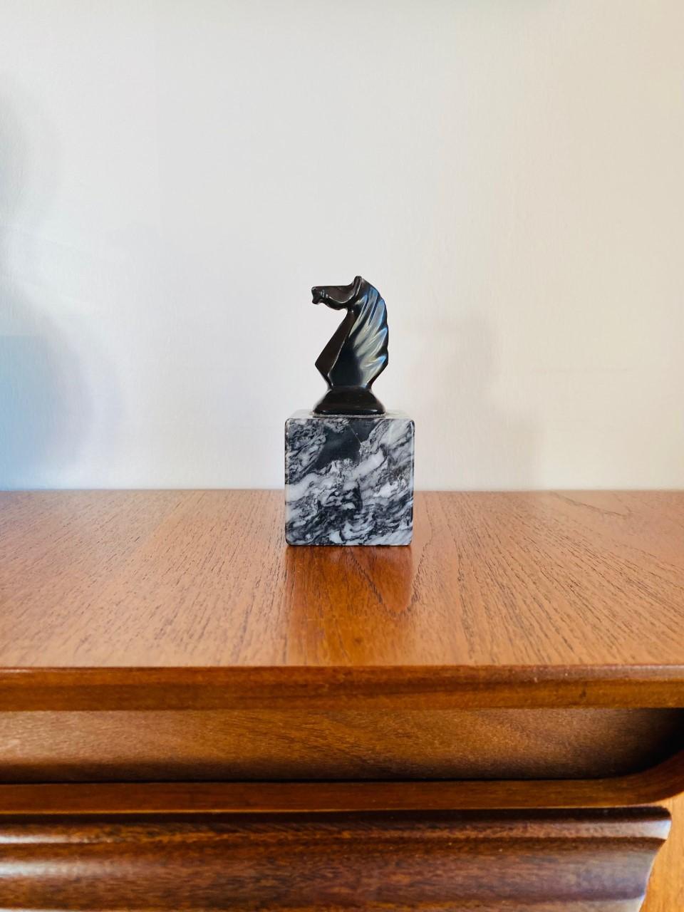 Une addition belle et unique à votre bureau. Ce magnifique buste de cheval repose sur une base en marbre, ce qui en fait un élément élégant et discret de votre décor. La base est enveloppée de marbrures noires et blanches tandis que le buste du