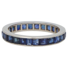 Eternity-Ring aus Platin mit Saphir, inspiriert vom Art déco