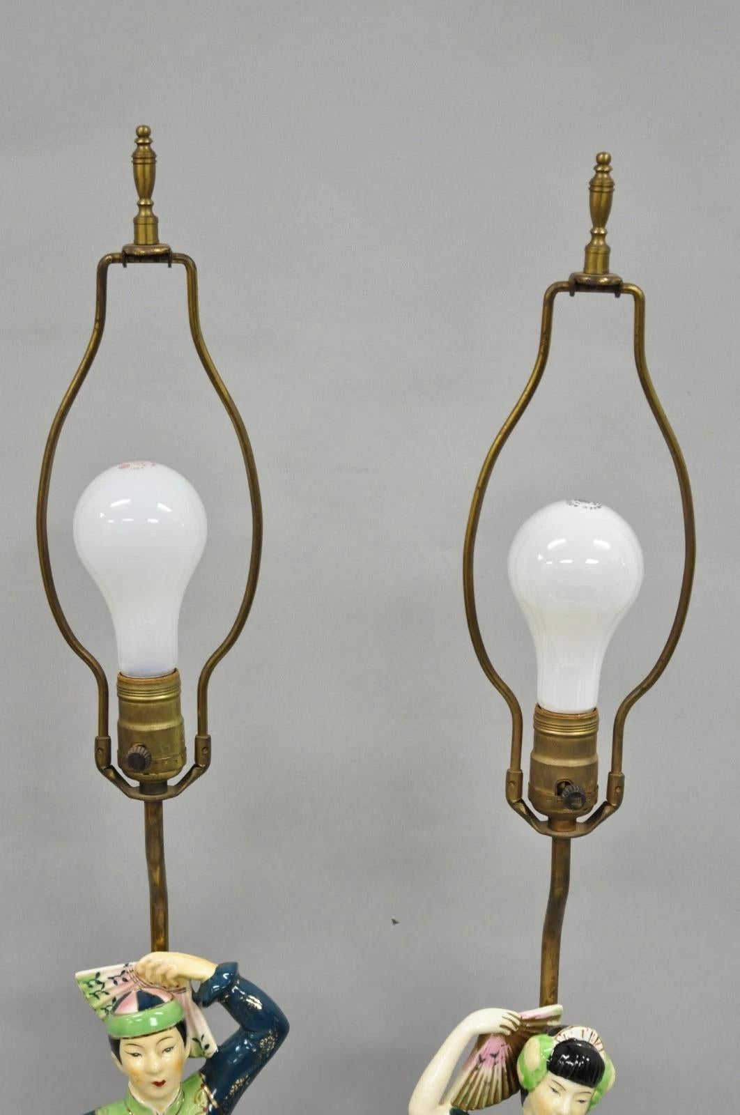 Lampes de table vintage Art Deco japonaise figurative homme et femme en porcelaine Greene Green - Paire en vente 2