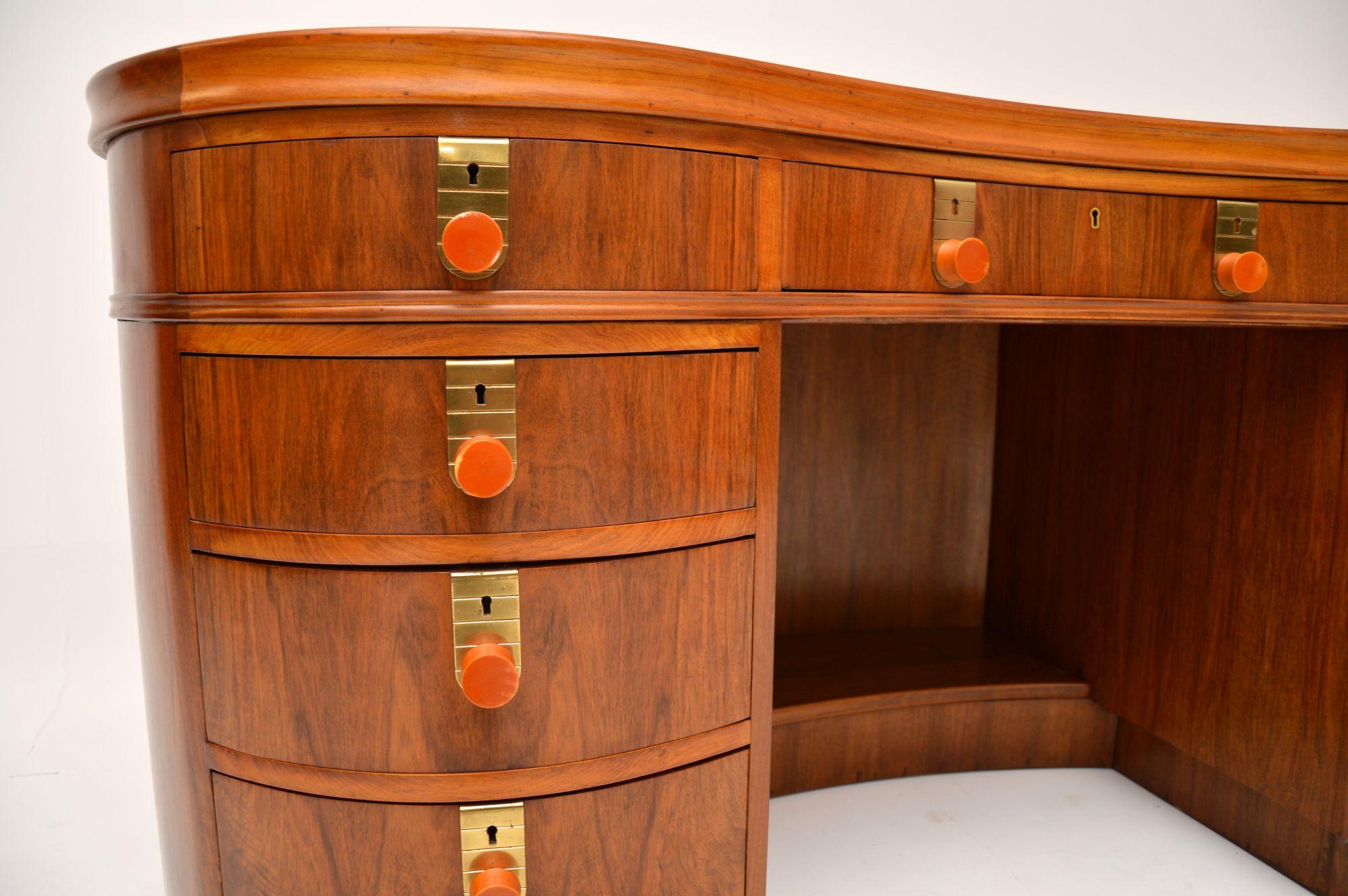 Vintage Art Deco Kidney Desk in Walnut by Laszlo Hoenig In Good Condition In London, GB