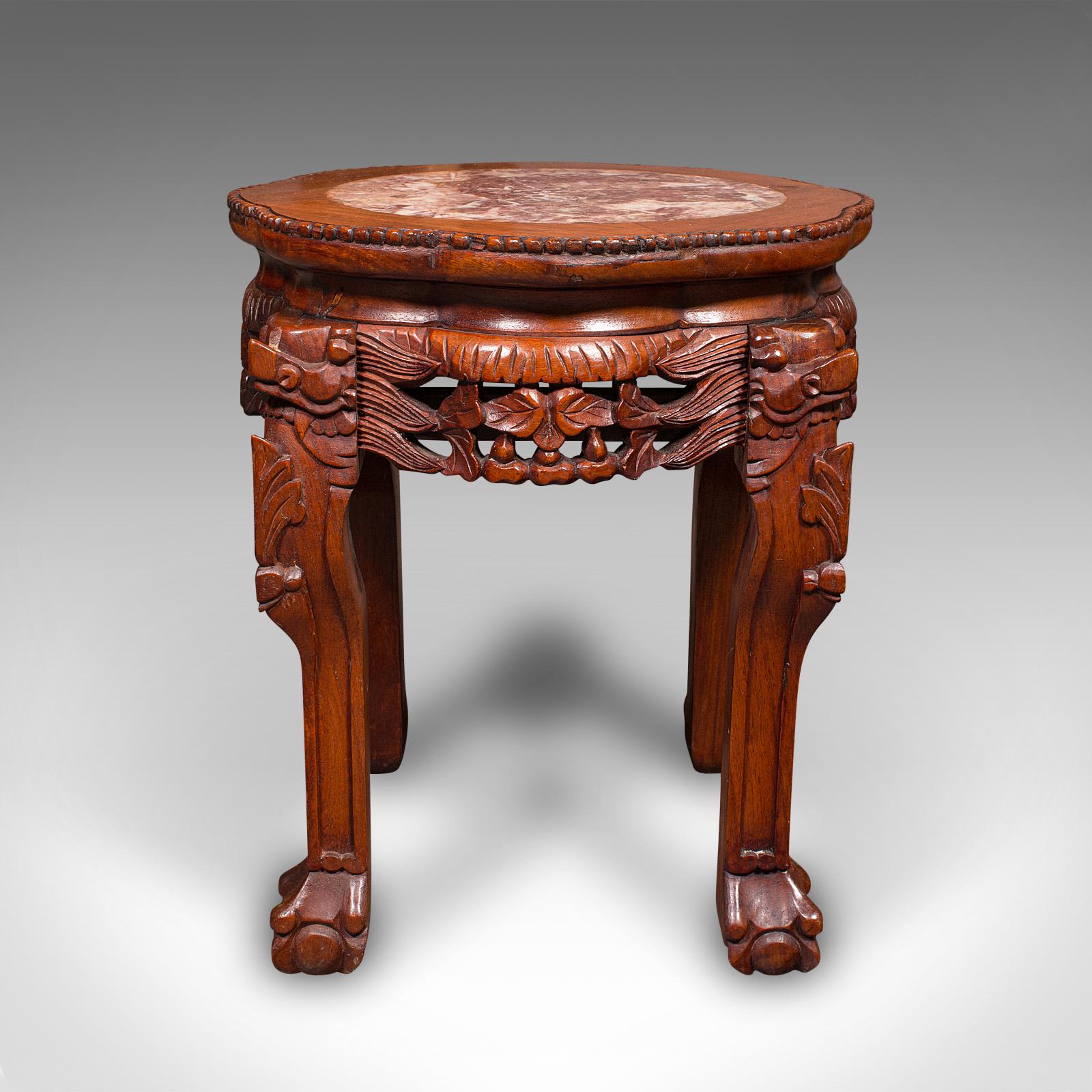 Il s'agit d'un pied de lampe Art of Vintage. Table à vin ou table d'appoint orientale en acajou sculpté, datant du milieu du XXe siècle, vers 1940. Une table d'appoint visuellement distinctive qui offre une couleur magnifique et un intérêt