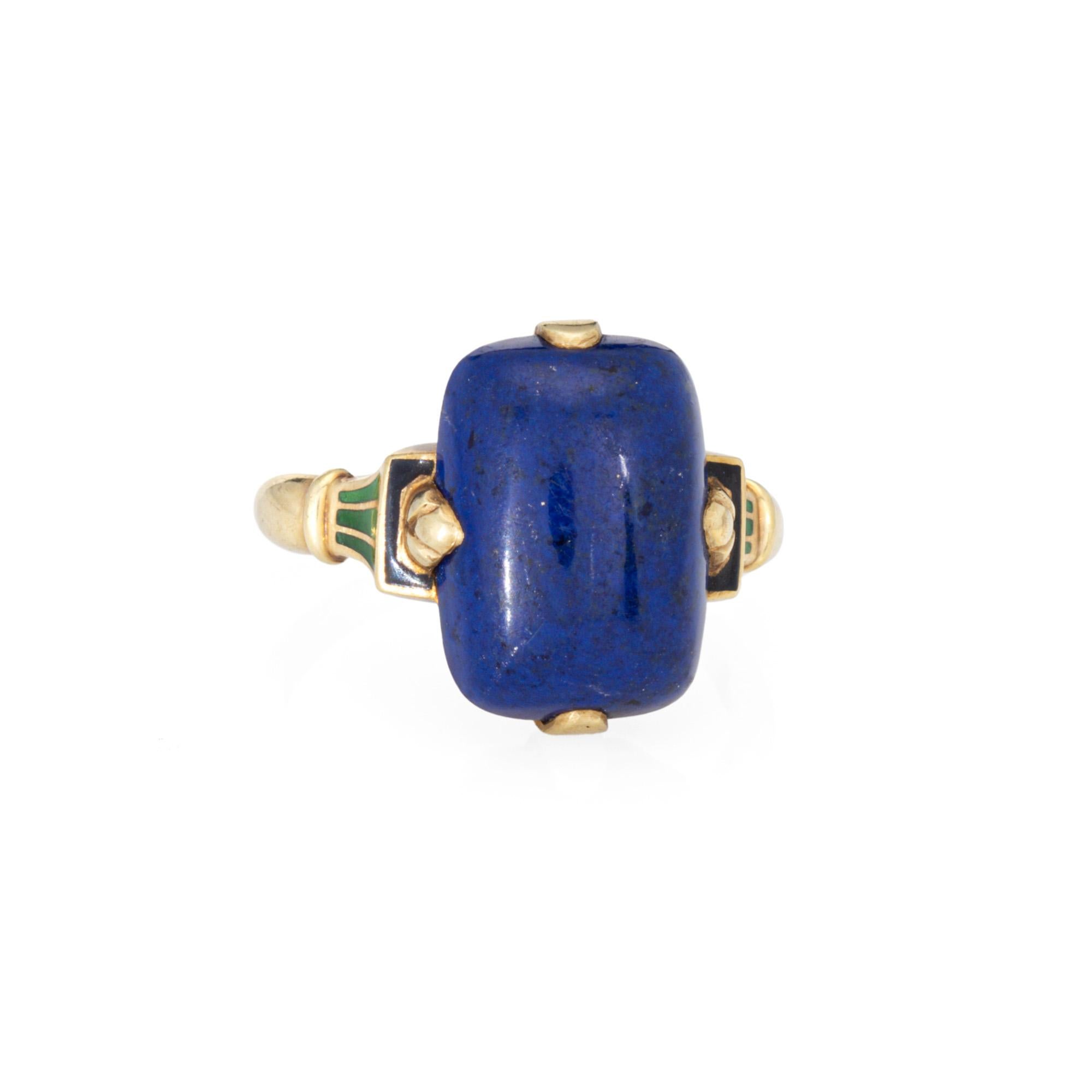Anillo de cóctel Art Decó de lapislázuli (circa años 20 a 30), finamente detallado, elaborado en oro amarillo de 14 quilates. 

El lapislázuli cortado en cabujón mide 13,5 mm x 10 mm. El lapislázuli está en buen estado y no tiene grietas ni astillas