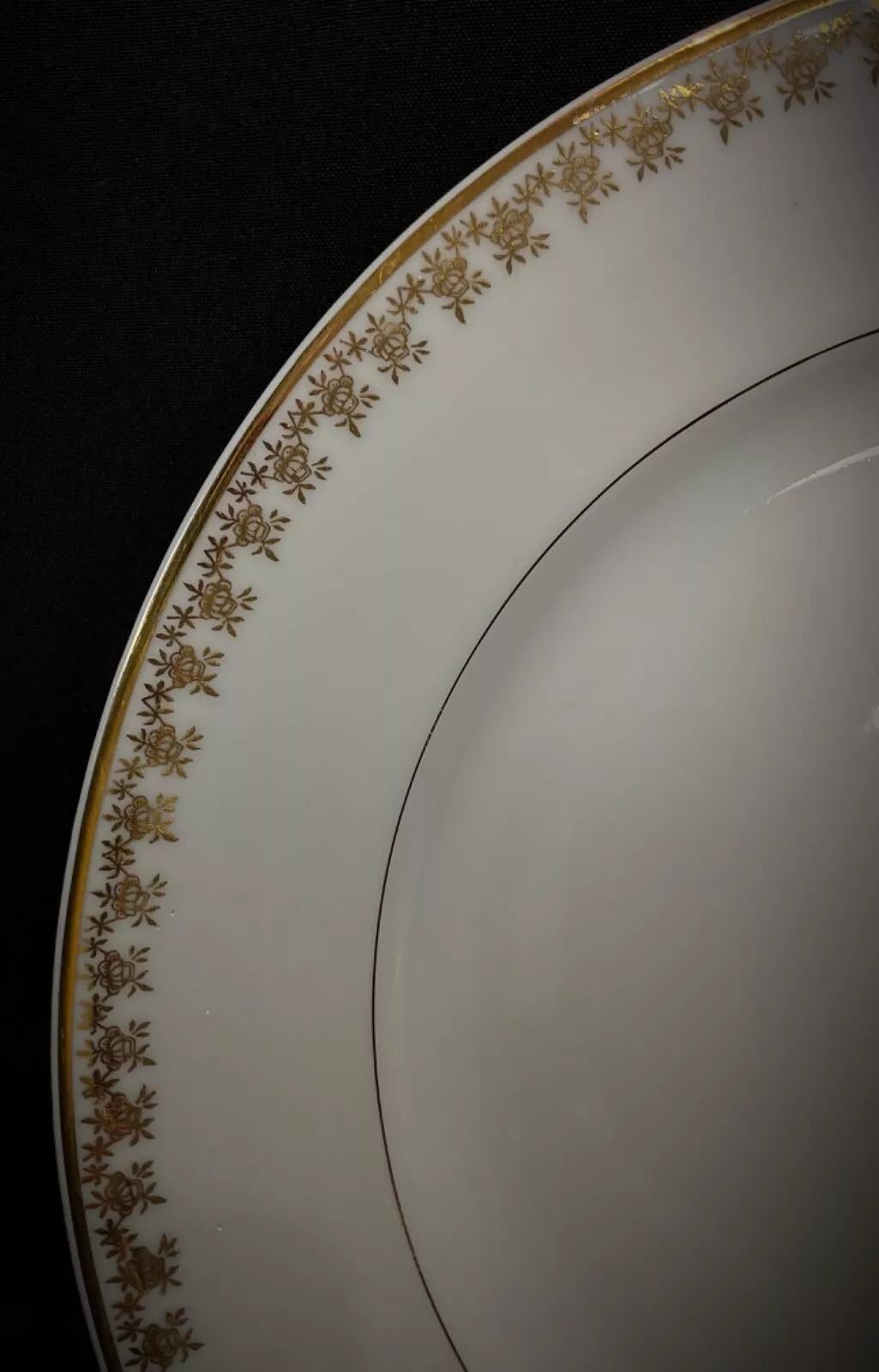 Cette grande assiette vintage en porcelaine de Limoges de D.R.ART est une pièce étonnante qui ajoutera de l'élégance à tout décor de salle à manger ou à toute collection. Mesurant 12,2 pouces (31 cm) de diamètre et 1,6 pouce (4 cm) de hauteur, cette