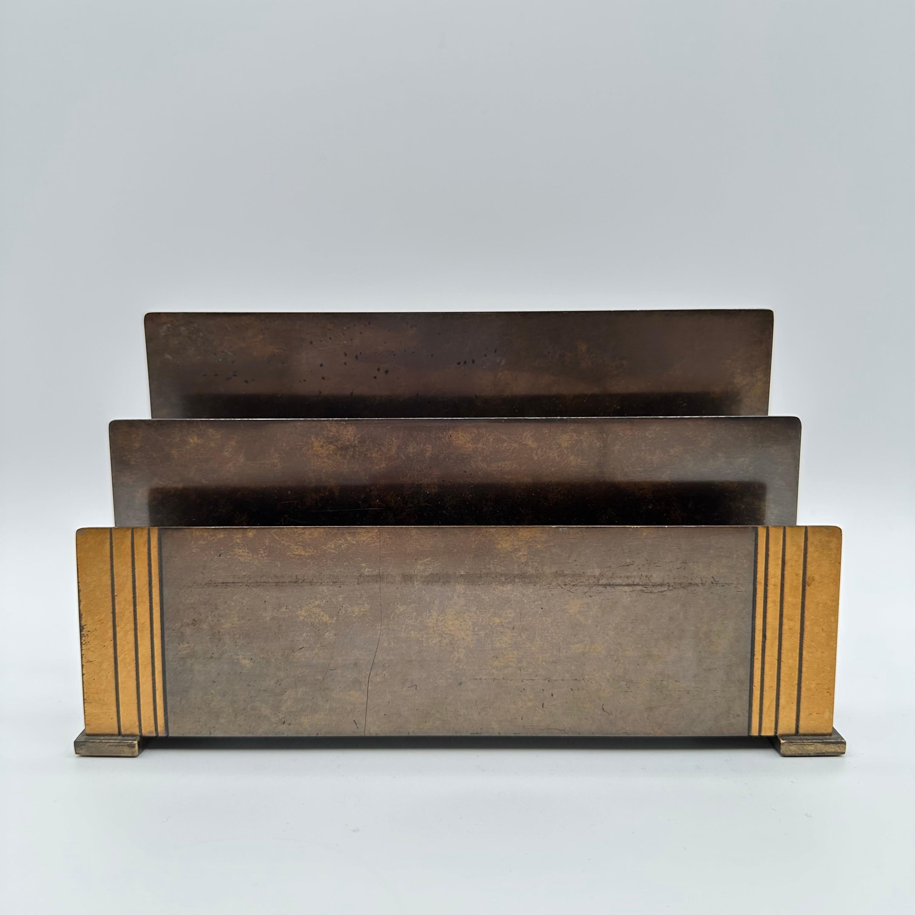 Vintage Art Deco Briefhalter von Silver Crest in einer schönen patinierten Bronze von verschiedenen Tönen. Mit einem linearen, geriffelten, säulenartigen Kontrastmotiv auf jeder Seite und großen rechteckigen, schlittenartigen Füßen. Auf der