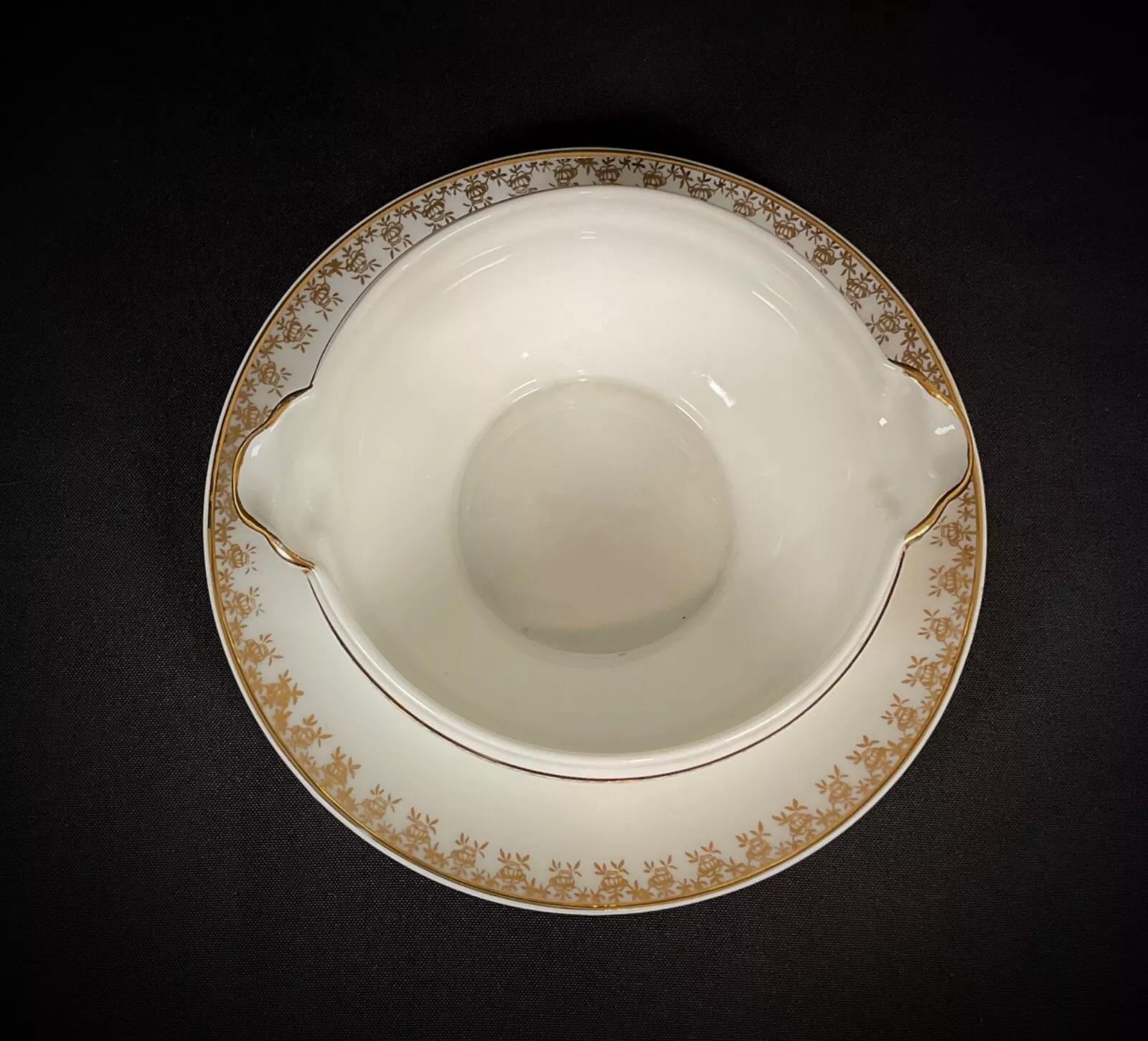 Vintage Art Deco Limoges Porcelain Sauce Boat with Gold Trim by D.R.B - 2Y447 In Good Condition For Sale In Bordeaux, FR
