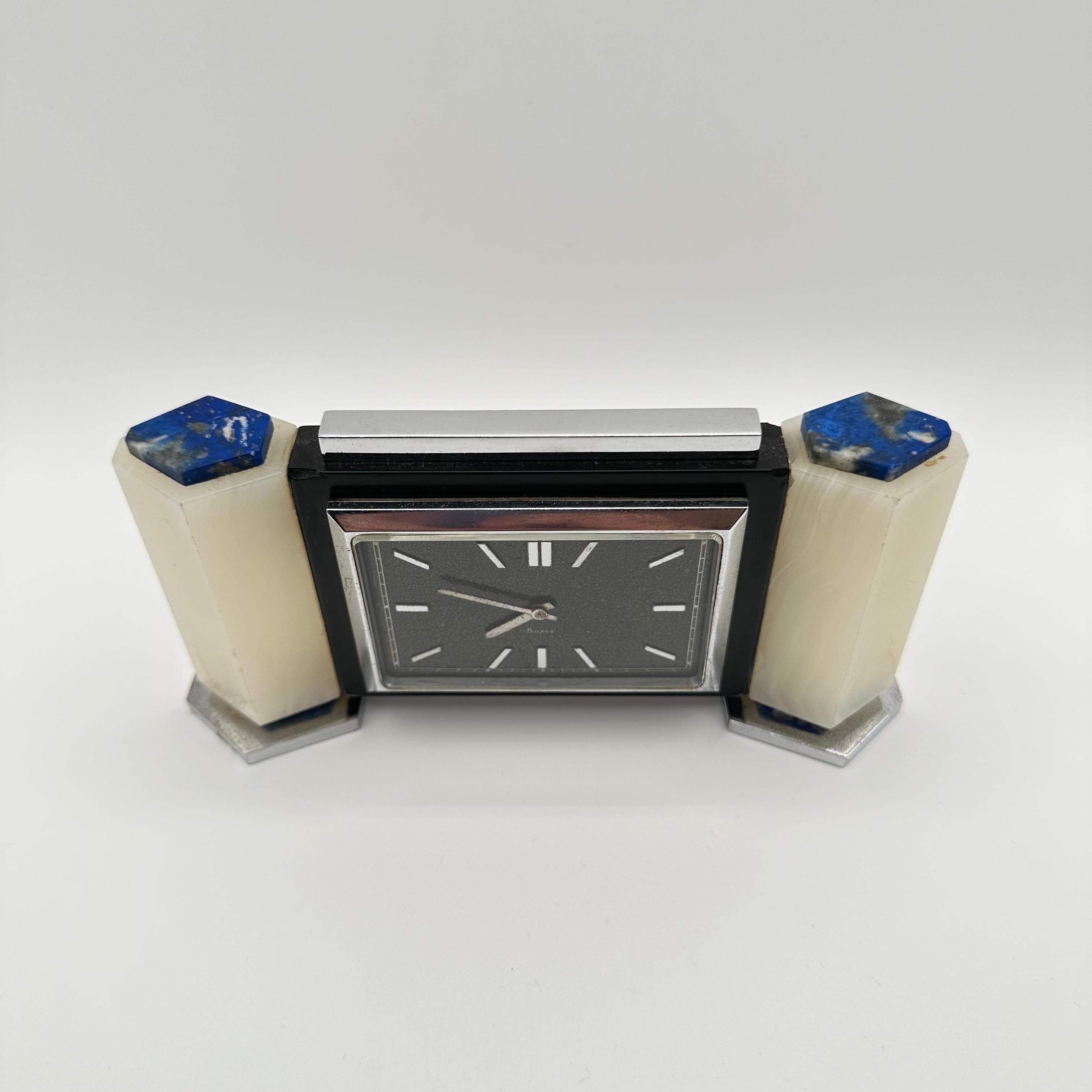 Orologio da tavolo d'epoca Art Deco con lapislazzuli, onice bianco e cromo, inglese In condizioni buone in vendita a Amityville, NY