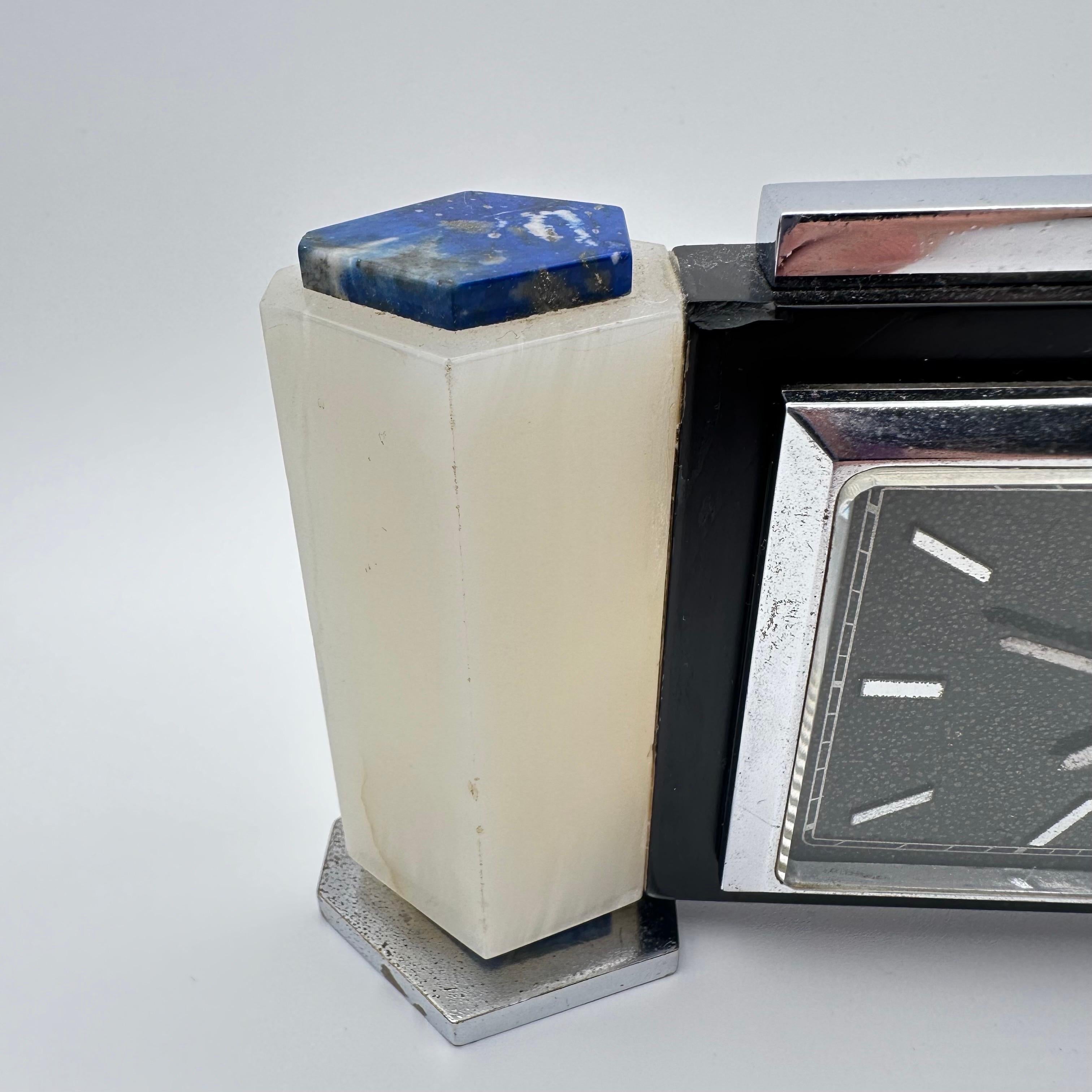 Metà XX secolo Orologio da tavolo d'epoca Art Deco con lapislazzuli, onice bianco e cromo, inglese in vendita