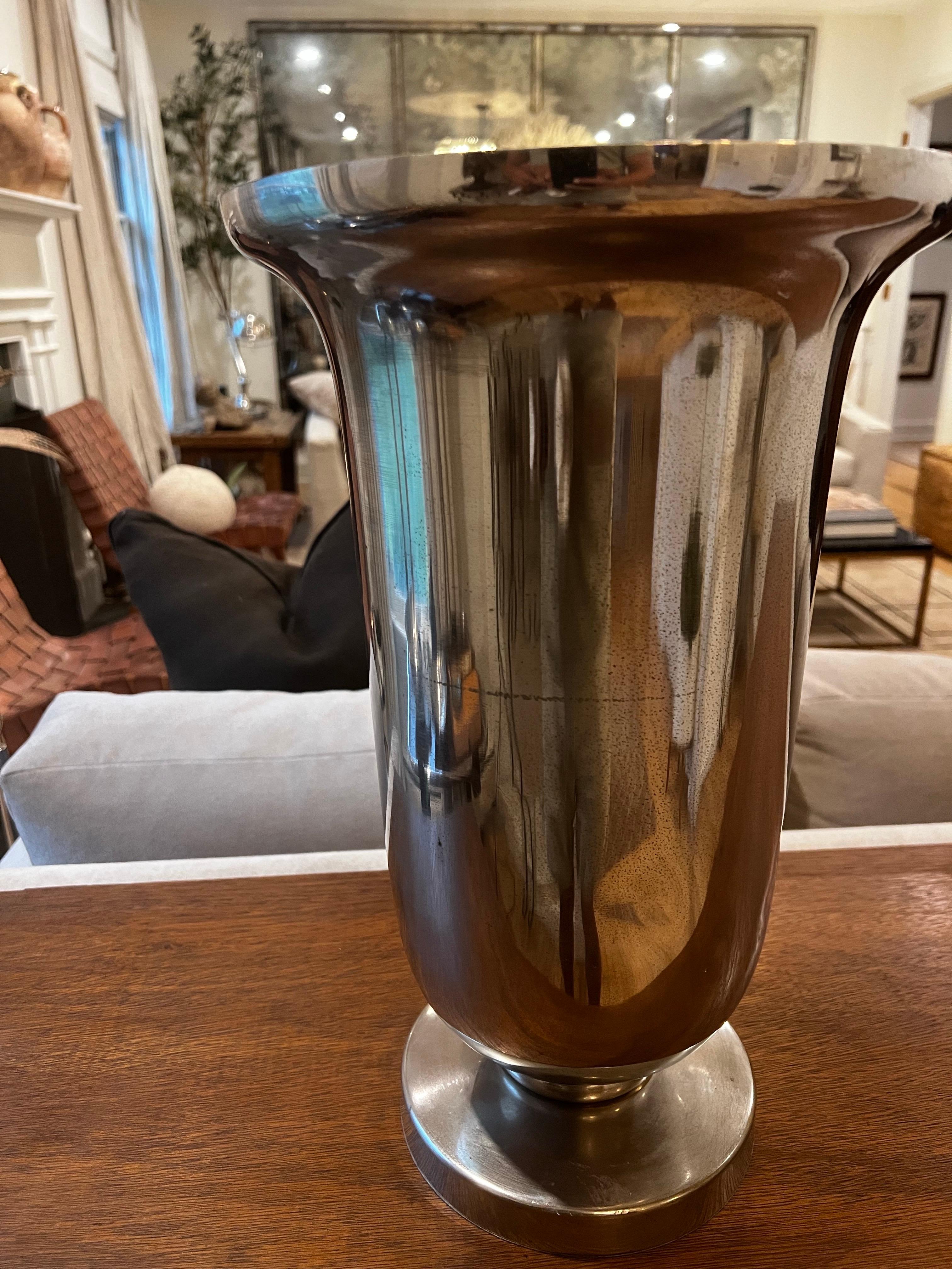 Lámpara de sobremesa Art Decó vintage con forma de jarrón chapado en metal - Ralph Lauren Asset Tag en Bueno estado para la venta en Los Angeles, CA