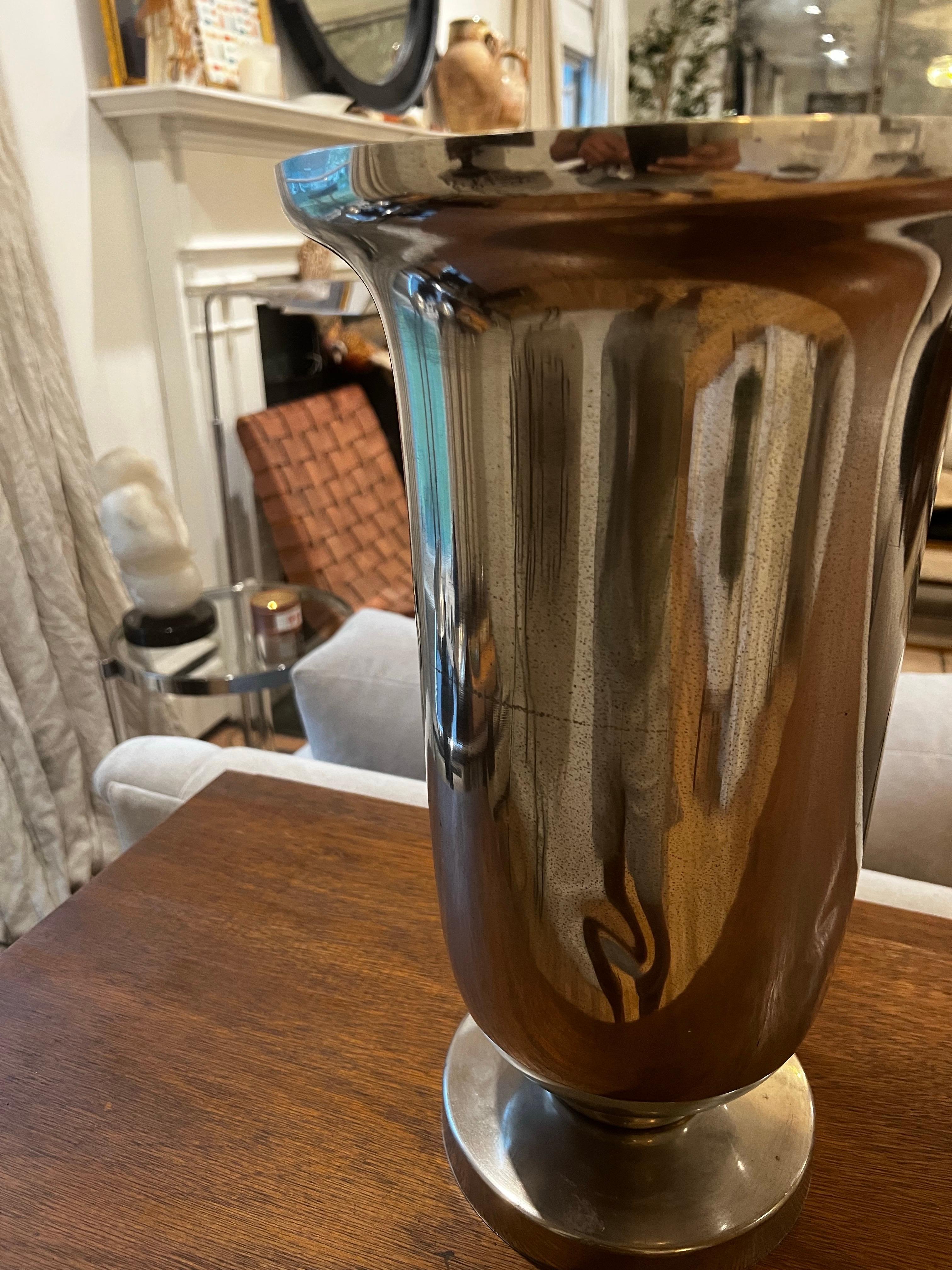Lámpara de sobremesa Art Decó vintage con forma de jarrón chapado en metal - Ralph Lauren Asset Tag en venta 1
