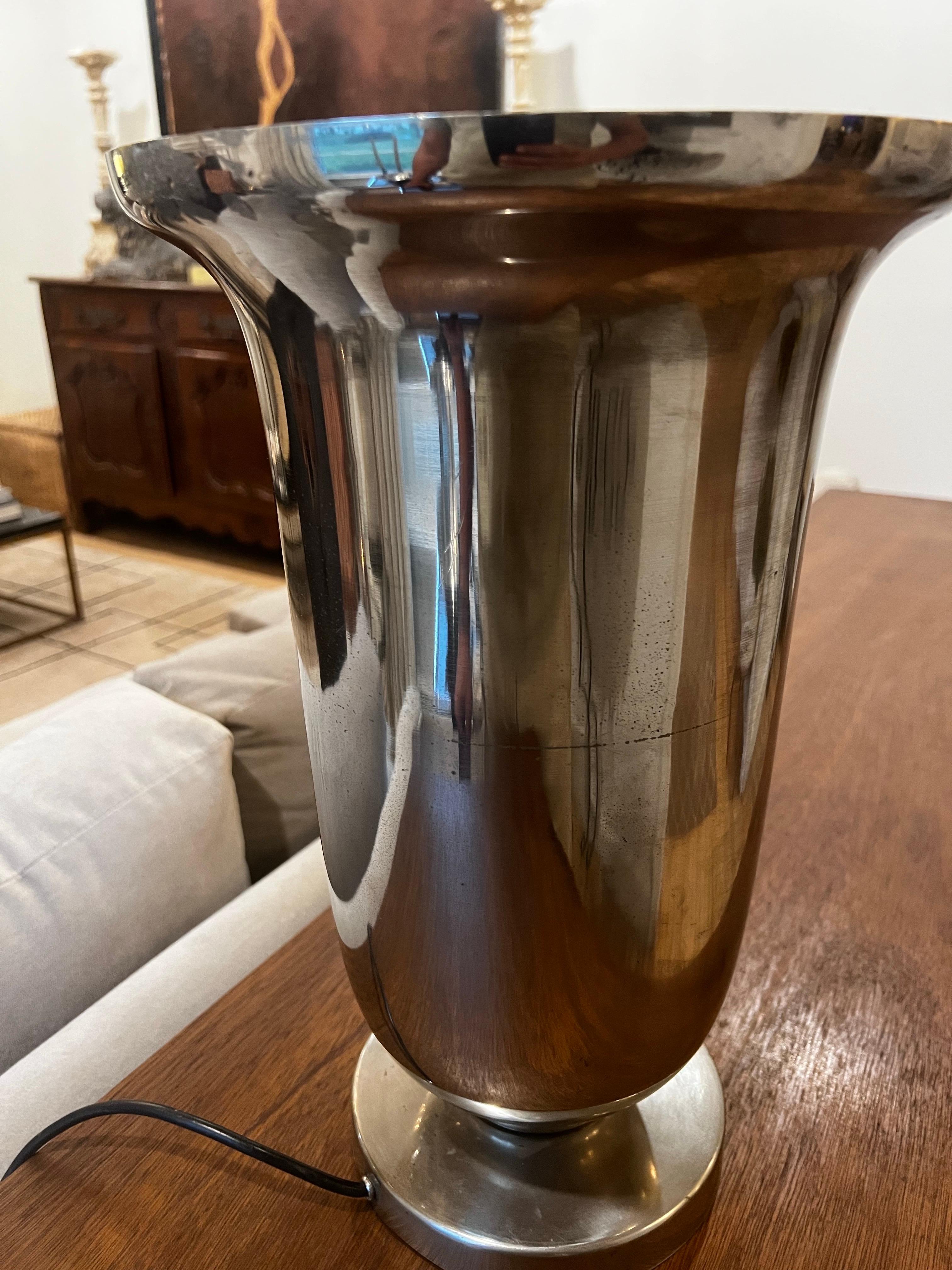 Lámpara de sobremesa Art Decó vintage con forma de jarrón chapado en metal - Ralph Lauren Asset Tag en venta 3