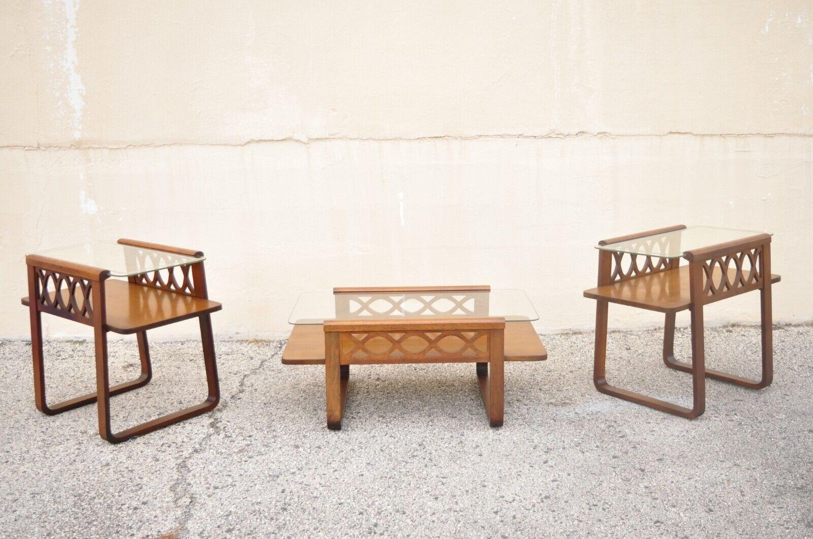 Ensemble de tables basses Art Déco du milieu du siècle en acajou et verre par Superior - Ensemble de 3 pièces. Le verre des tables basses est gravé, celui de la table basse ne l'est pas, (2) tables basses, (1) table basse, étiquettes d'origine, très