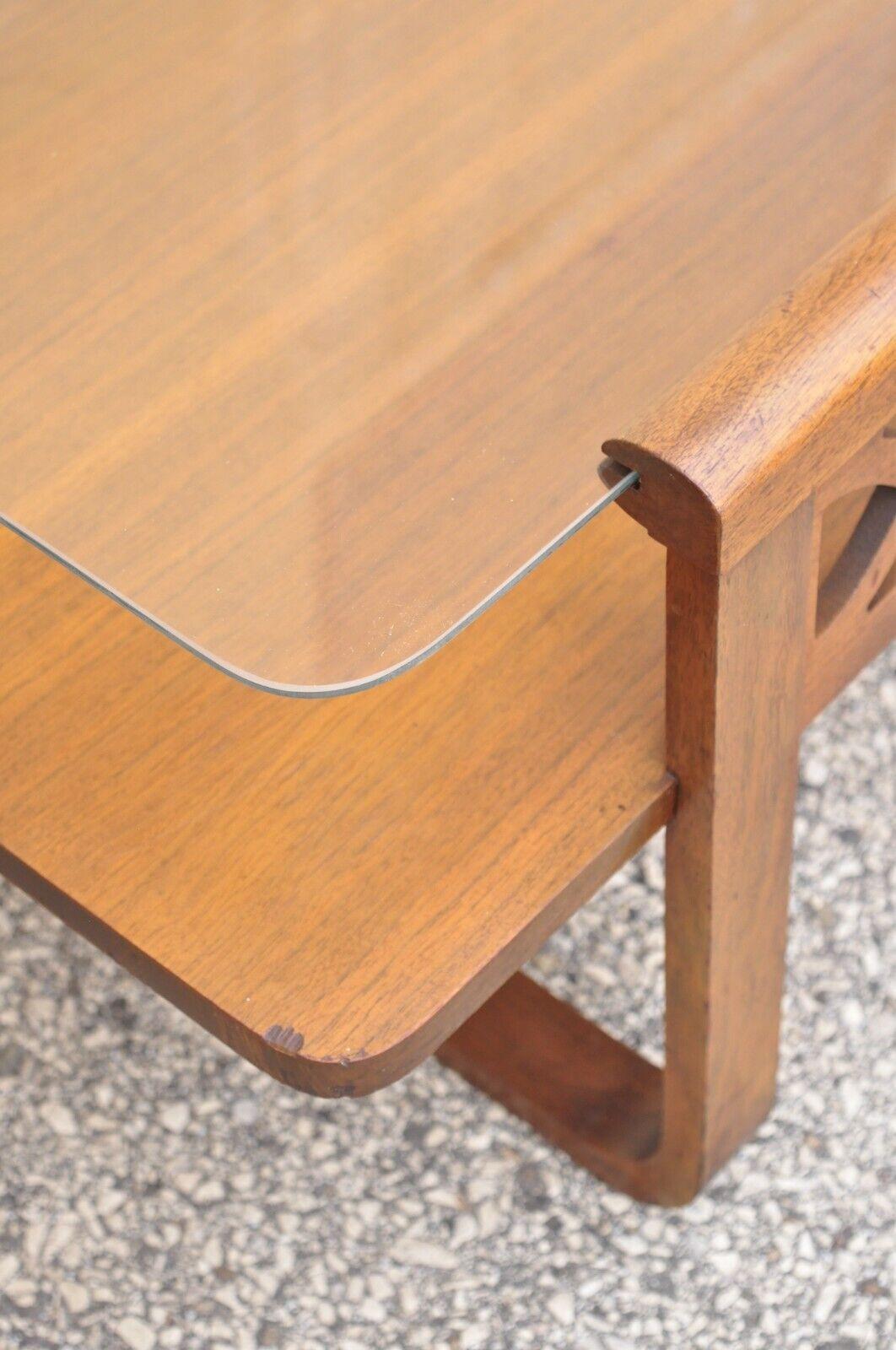 Verre Ensemble de tables basses vintage Art Déco en acajou et verre du milieu du siècle par Superior, 3 pièces en vente