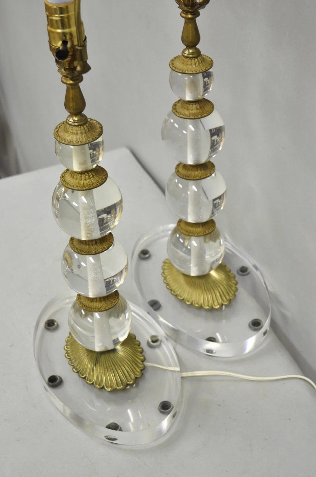 Vintage Art Deco Mid Century Modern Acrylic Lucite Stacked Ball Table Lamps Pair In Good Condition For Sale In Philadelphia, PA