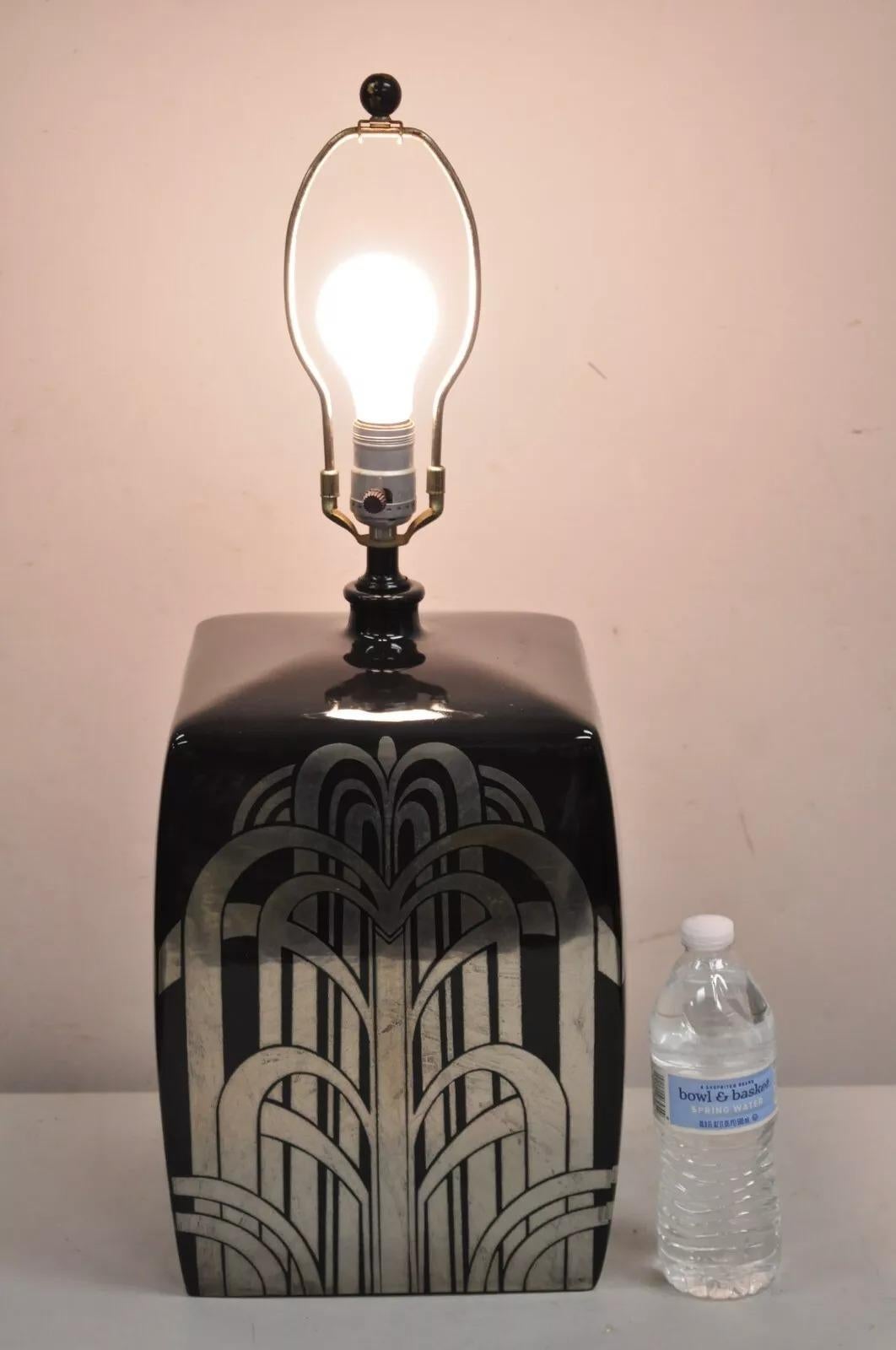 Lampada da tavolo scultorea a cubo in ceramica nera Vintage Art Deco Mid Century Modern con sovrapposizione d'argento ad arco. Circa metà del XX secolo. Misure: 25,5