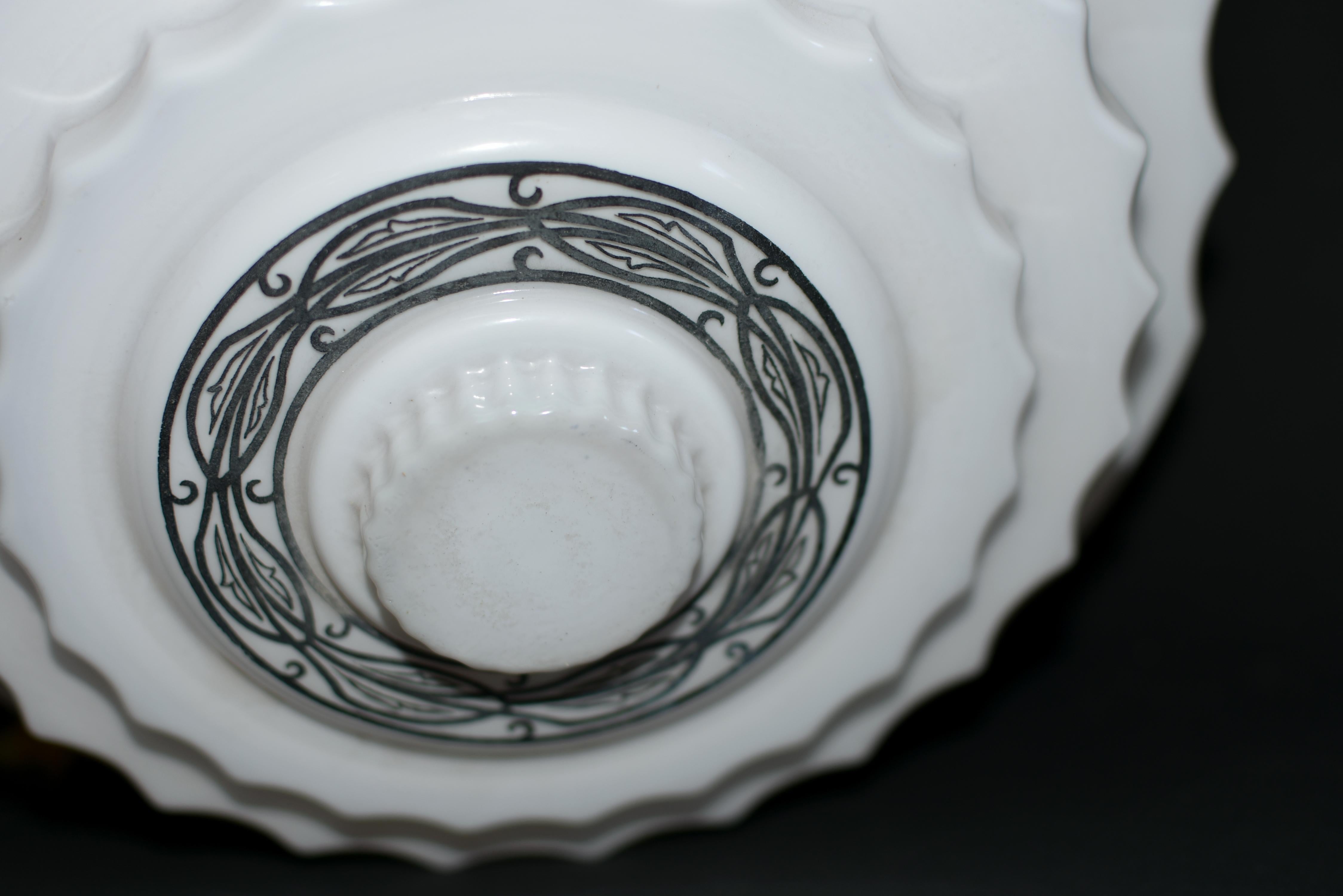 Art of Vintage, il grattacielo di vetro bianco latte in stile Art Deco, è un paralume per lampade a sospensione. 3