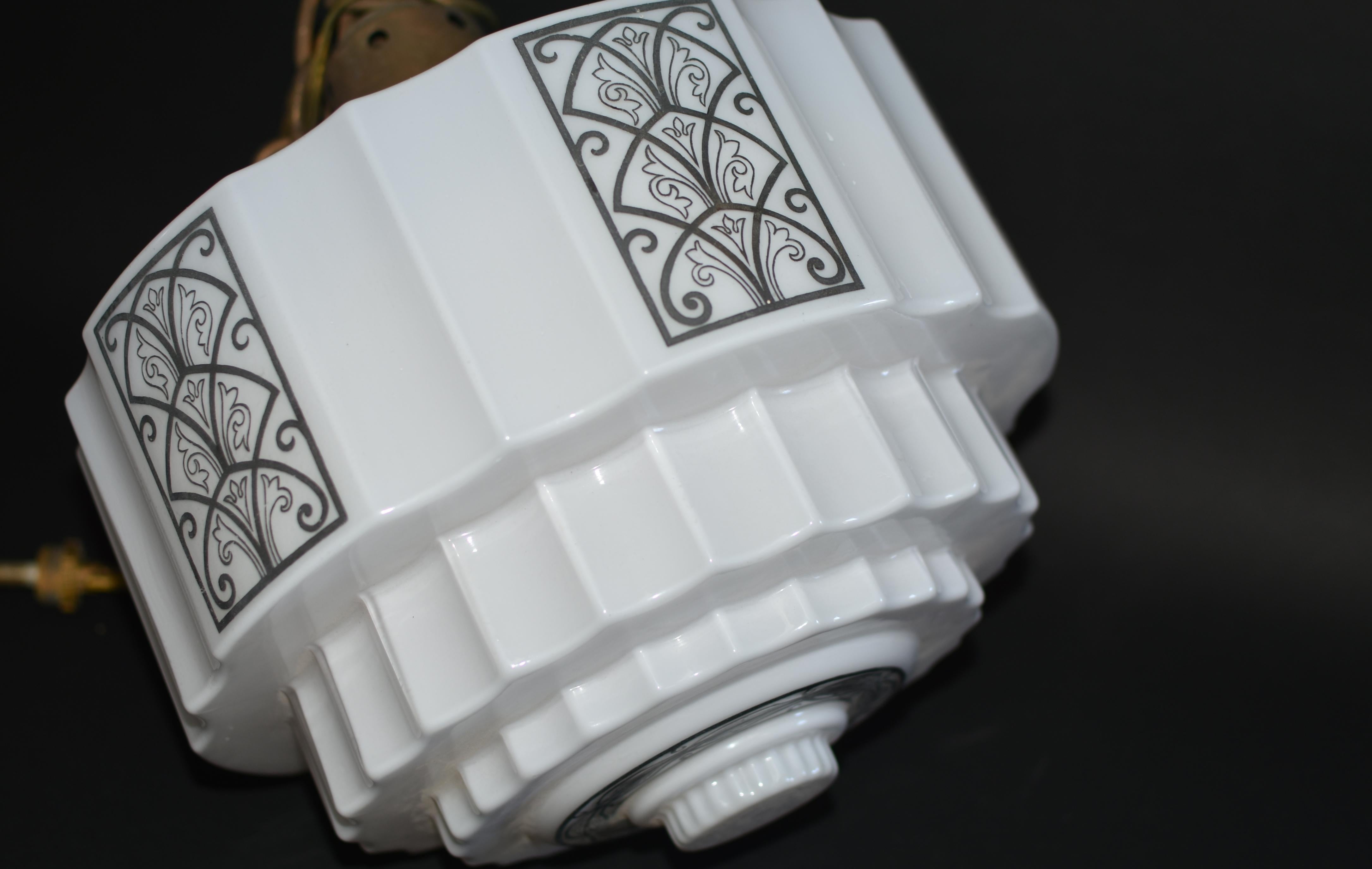 Art of Vintage, il grattacielo di vetro bianco latte in stile Art Deco, è un paralume per lampade a sospensione. 4