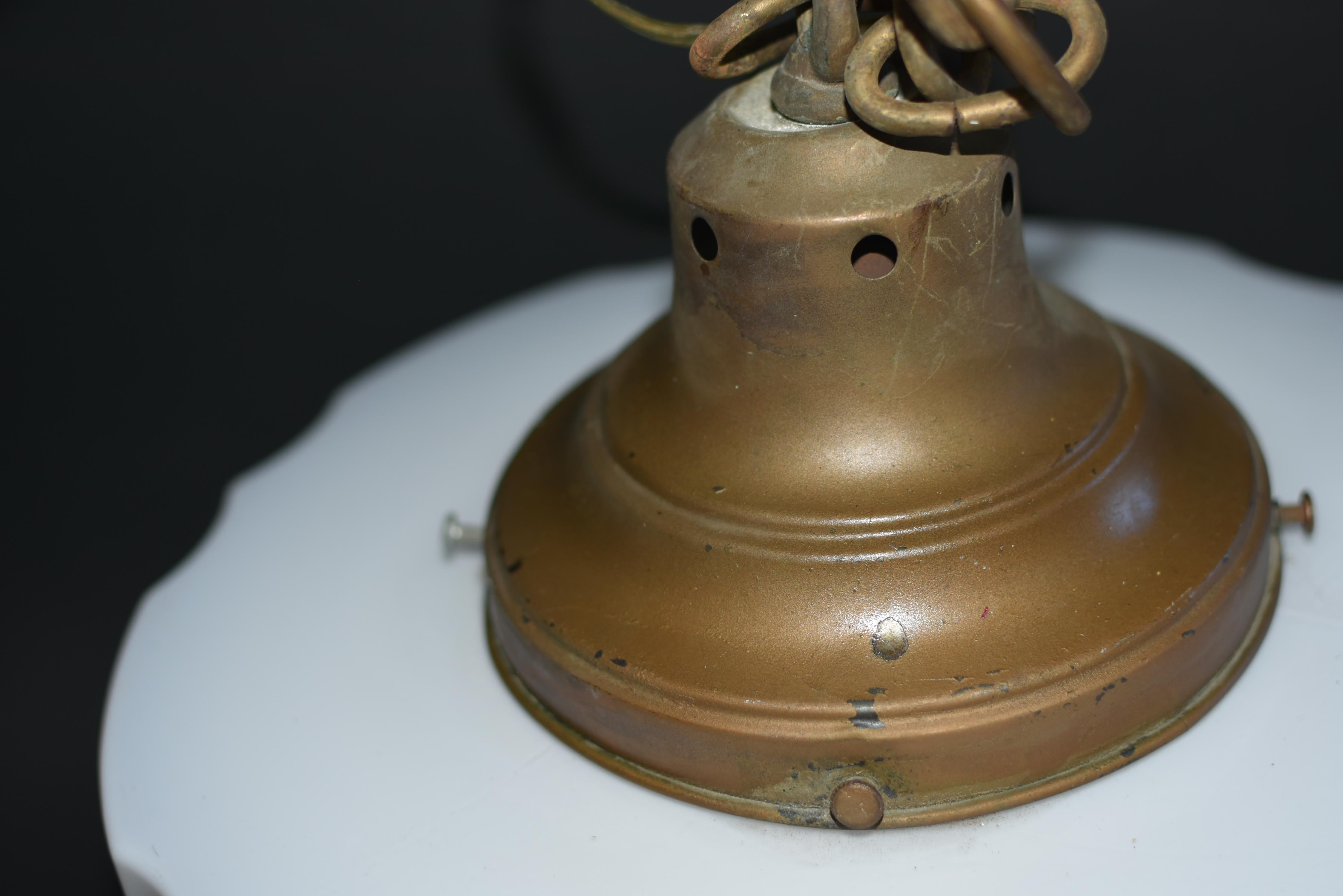 Art of Vintage, il grattacielo di vetro bianco latte in stile Art Deco, è un paralume per lampade a sospensione. 6