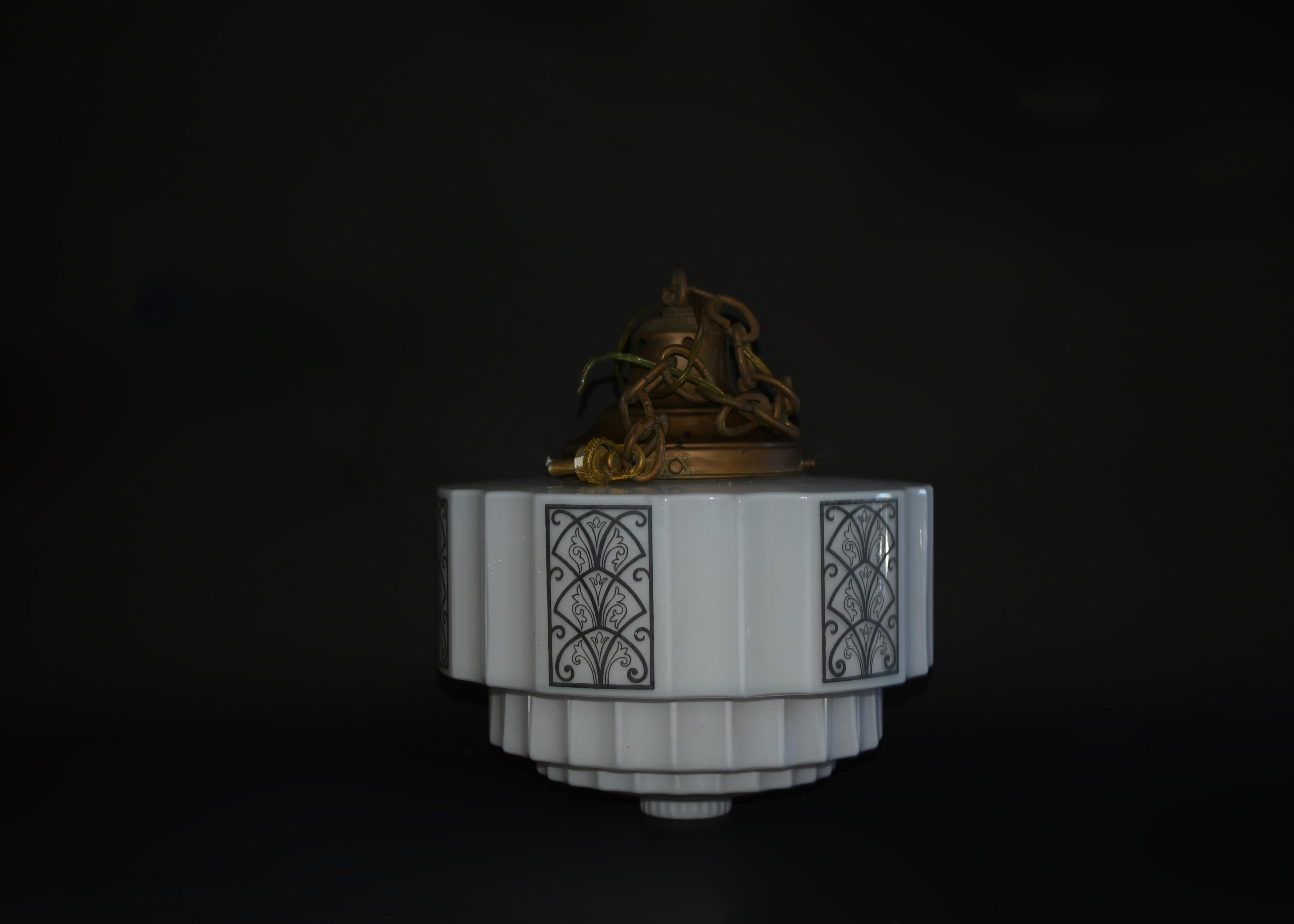 Americano Art of Vintage, il grattacielo di vetro bianco latte in stile Art Deco, è un paralume per lampade a sospensione.