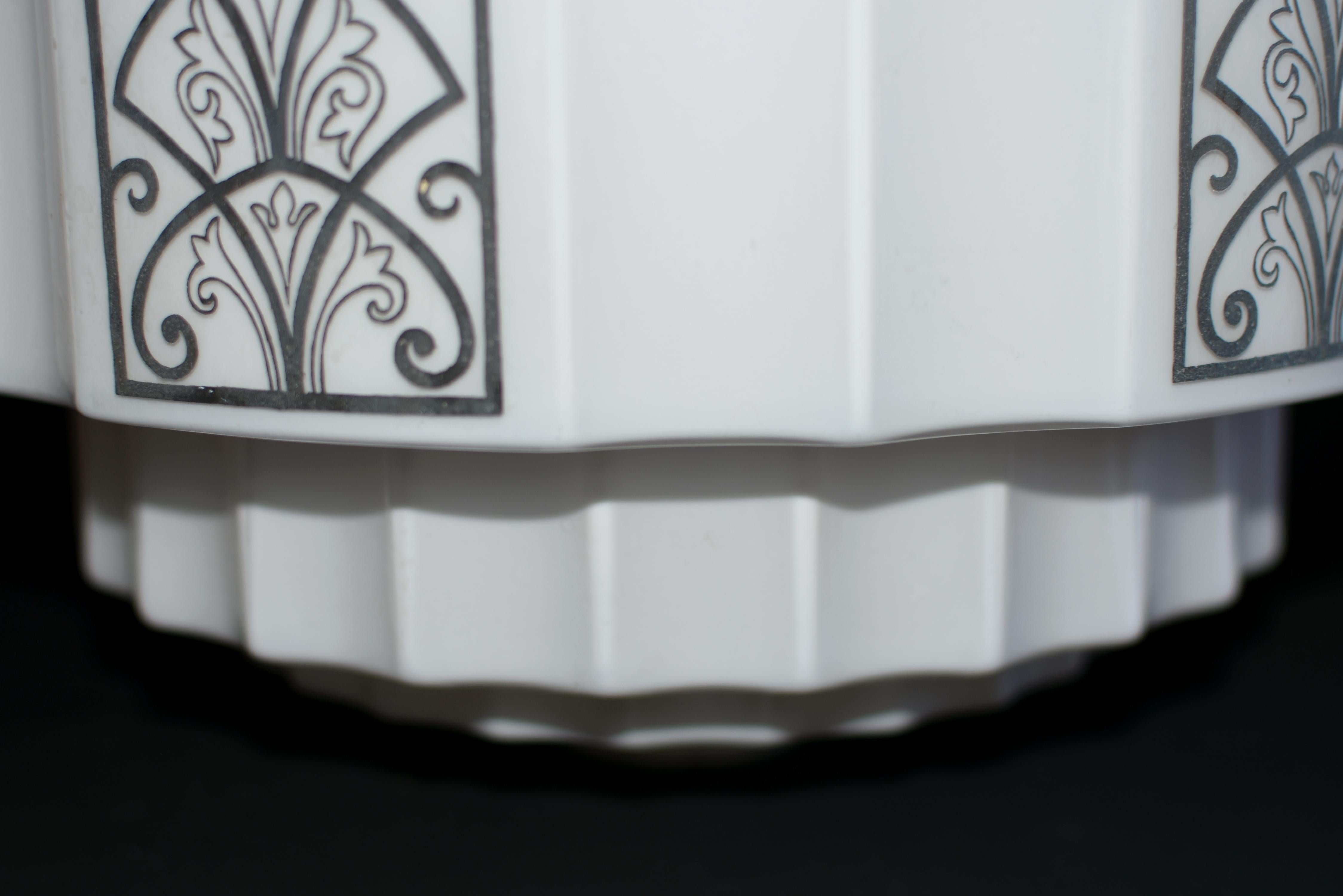 XX secolo Art of Vintage, il grattacielo di vetro bianco latte in stile Art Deco, è un paralume per lampade a sospensione.