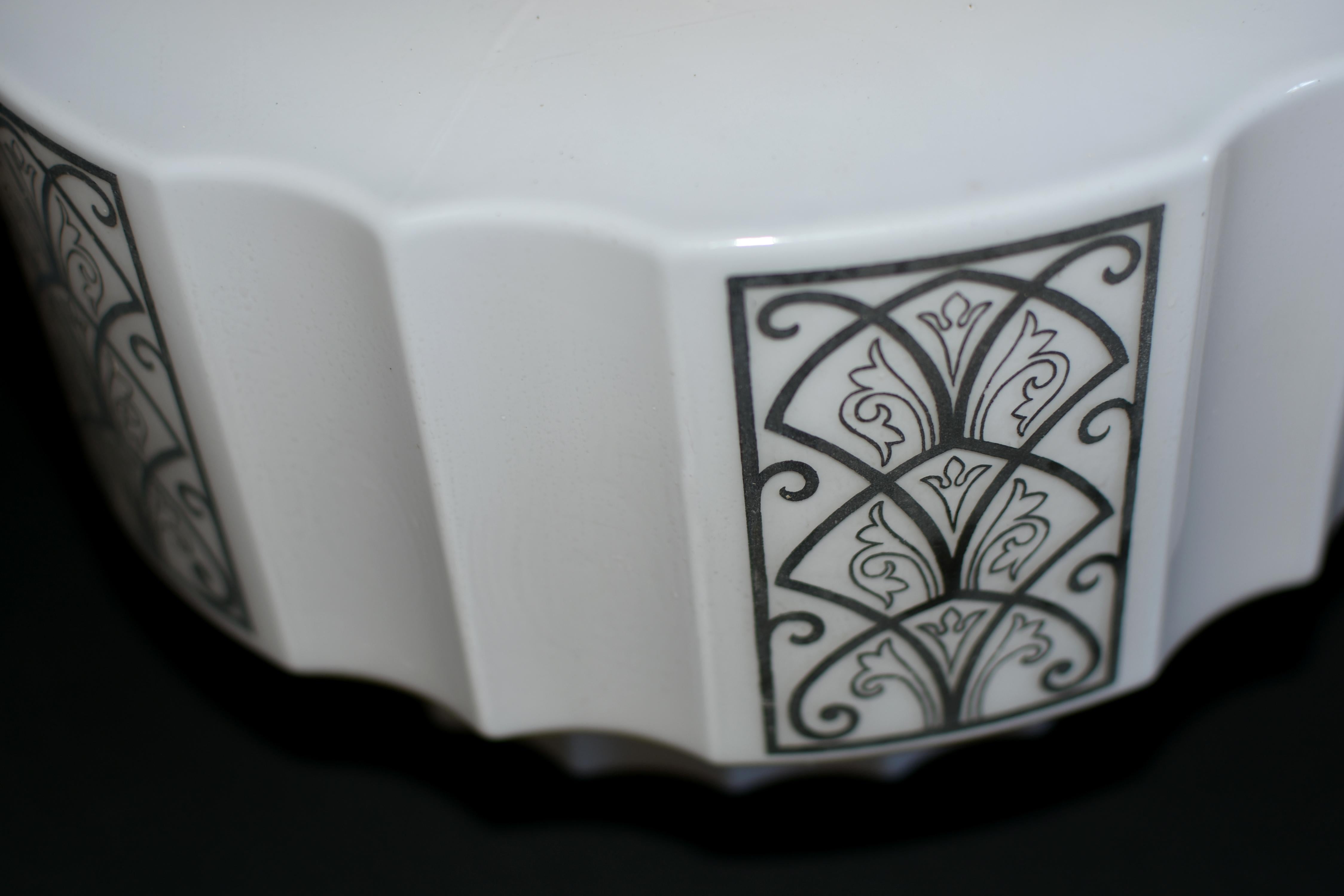 Vetro lattimo Art of Vintage, il grattacielo di vetro bianco latte in stile Art Deco, è un paralume per lampade a sospensione.