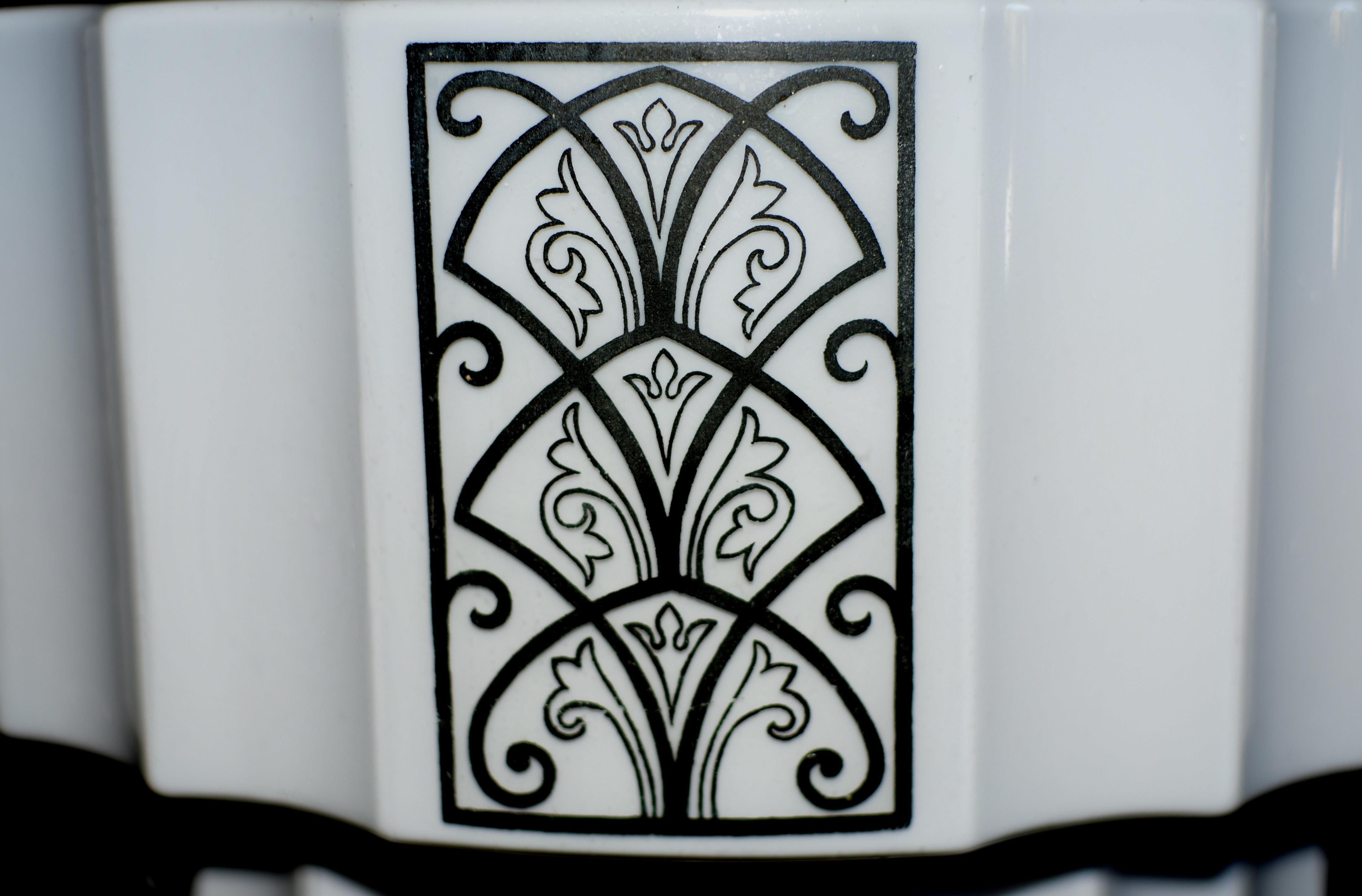 Art of Vintage, il grattacielo di vetro bianco latte in stile Art Deco, è un paralume per lampade a sospensione. 1