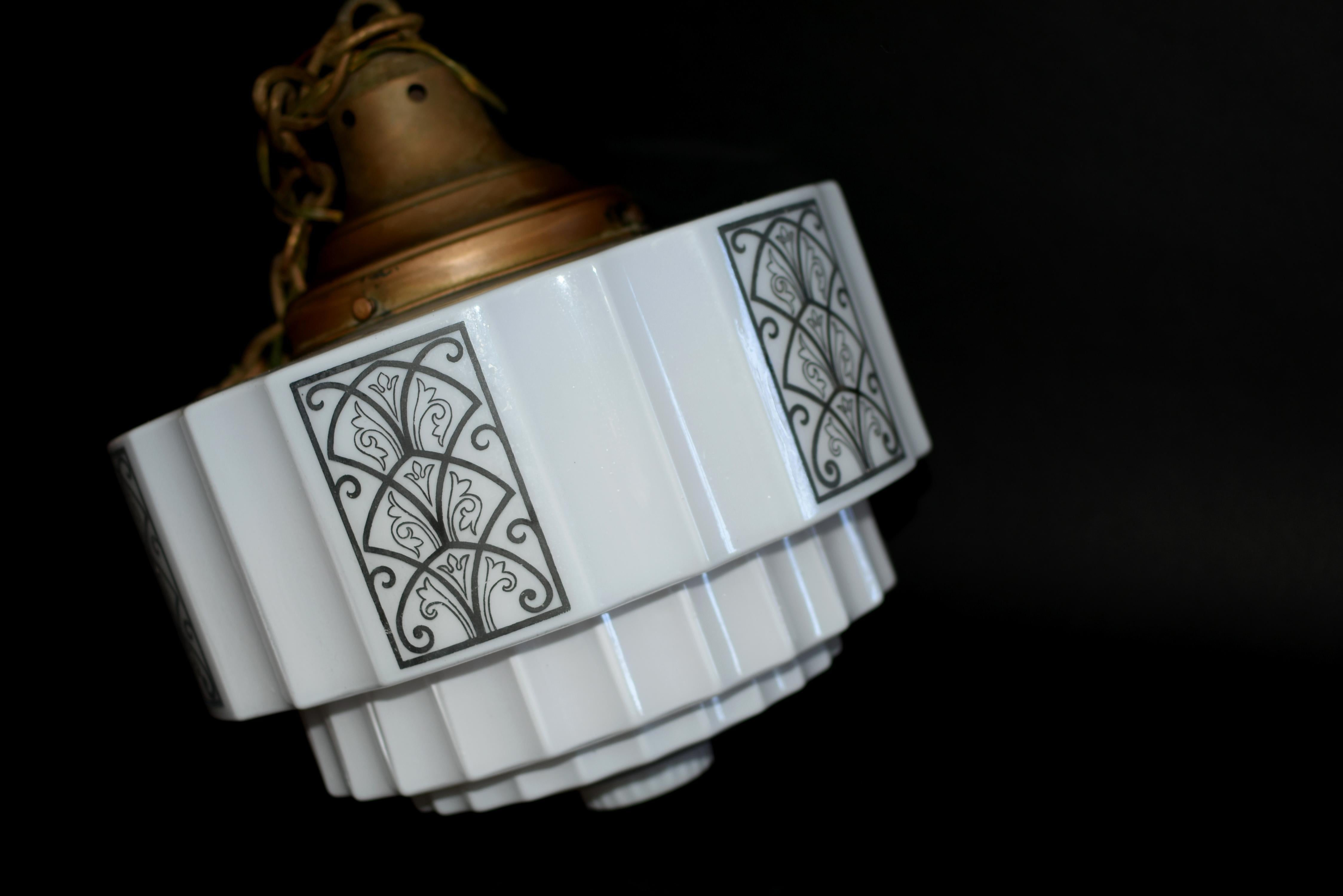 Art of Vintage, il grattacielo di vetro bianco latte in stile Art Deco, è un paralume per lampade a sospensione. 2