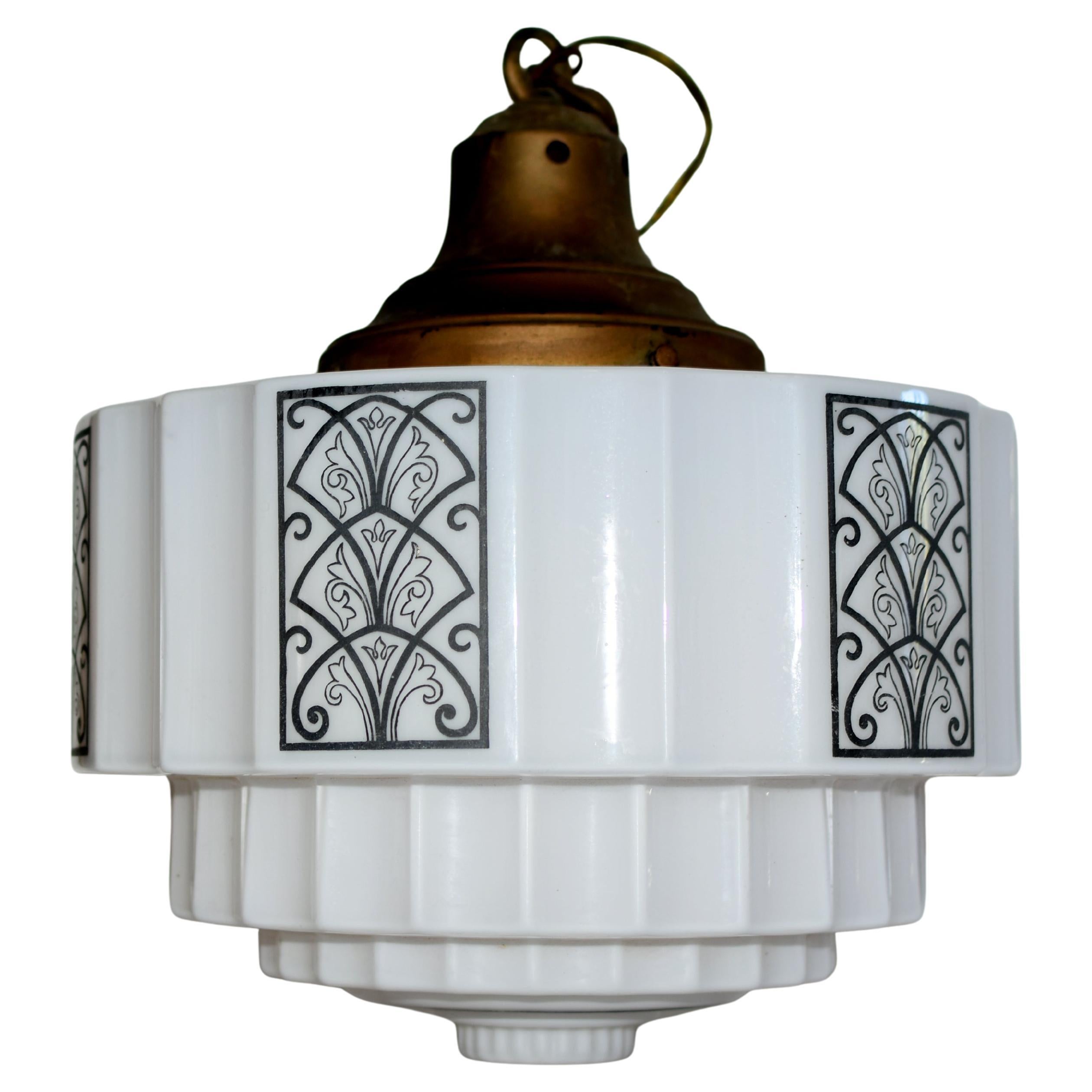 Art of Vintage, il grattacielo di vetro bianco latte in stile Art Deco, è un paralume per lampade a sospensione.