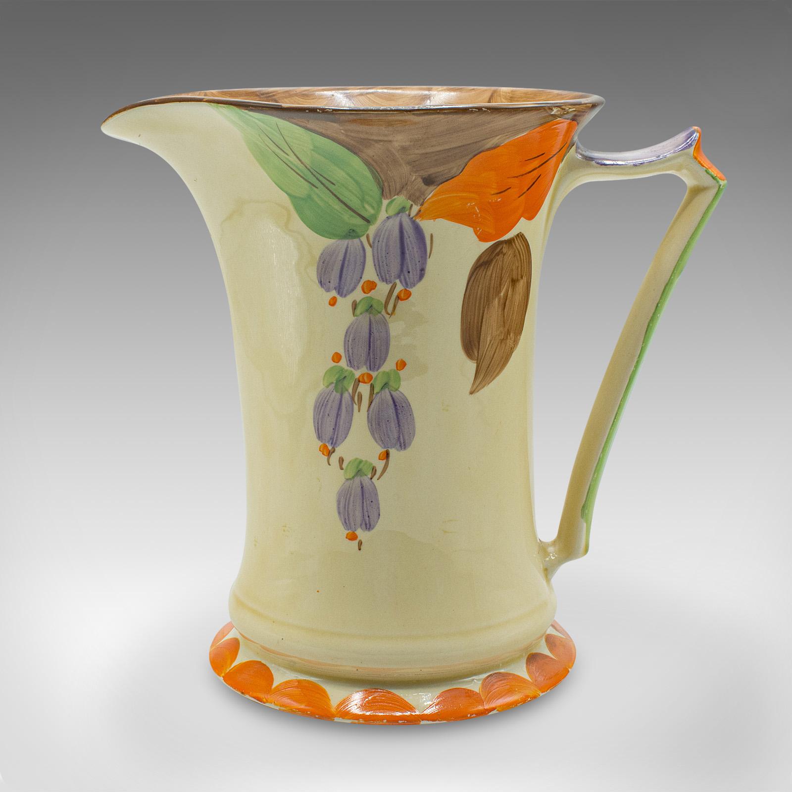 
Es handelt sich um ein Milchkännchen im Art-déco-Stil. Ein englischer Ausgießer aus Keramik, aus dem frühen 20. Jahrhundert, um 1930.

Angenehm dekoriertes Beispiel mit geschmackvoller Farbe
Zeigt eine wünschenswerte gealterte Patina und in gutem
