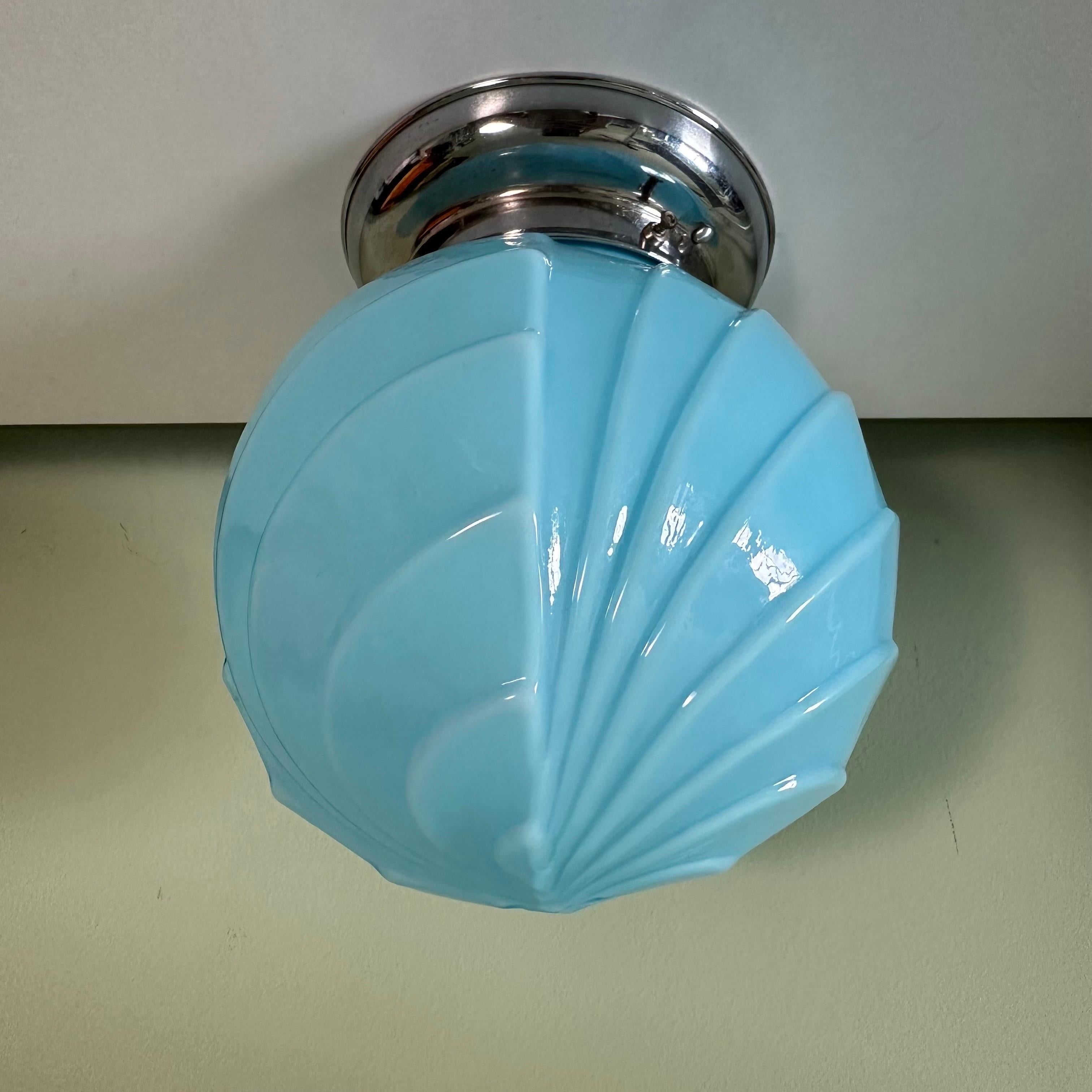 Magnifique plafonnier à globe encastré moderniste Art déco bleu layette. Technique de verre pressé utilisée pour créer un effet de superposition, rappelant un tissu froncé ou plissé. Ces couches se rejoignent au sommet du globe en forme de moulin à