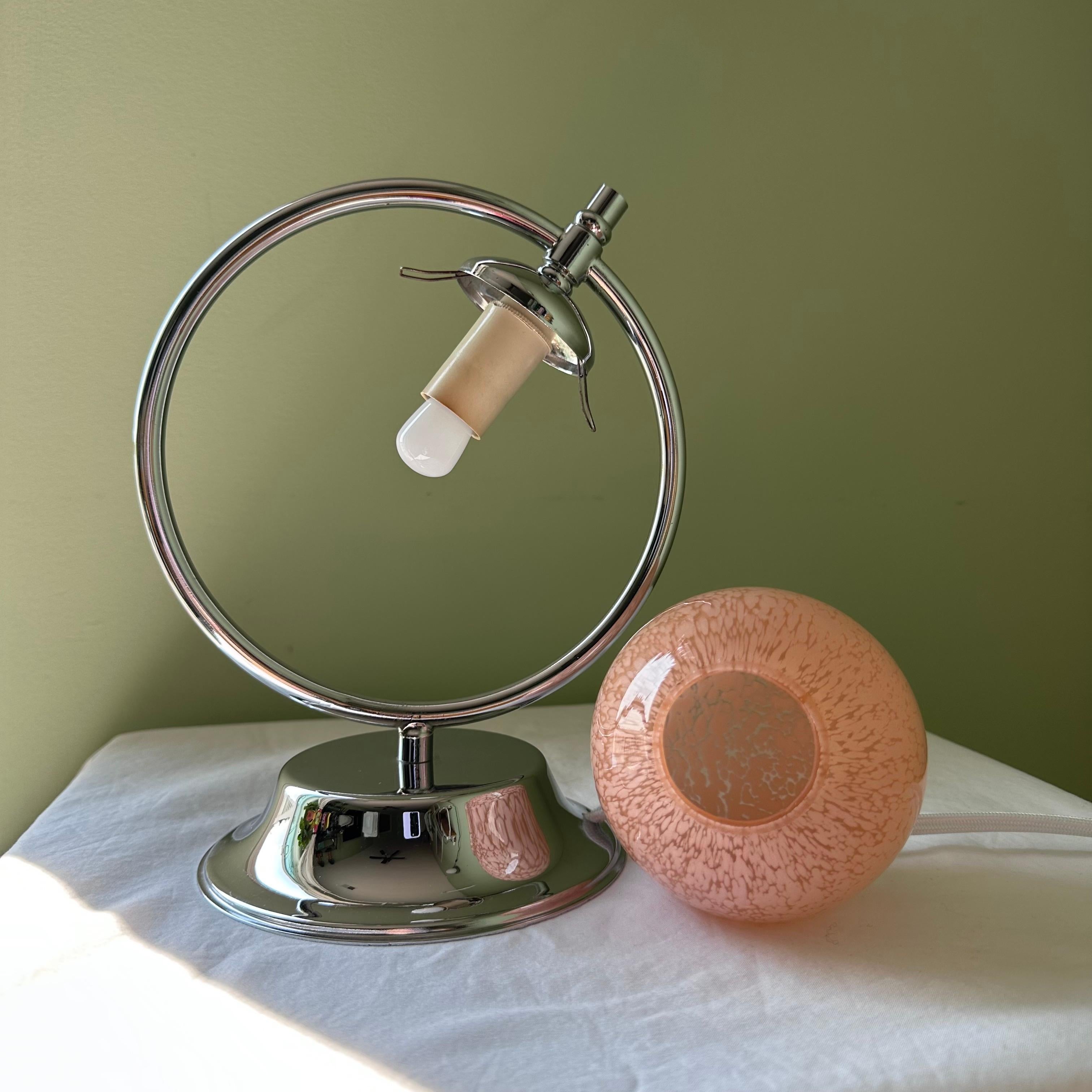 Lámpara de Sobremesa Vintage Art Decó de Estilo Modernista Cromada y Cristal Rosa Saturno Globo en Bueno estado para la venta en Amityville, NY