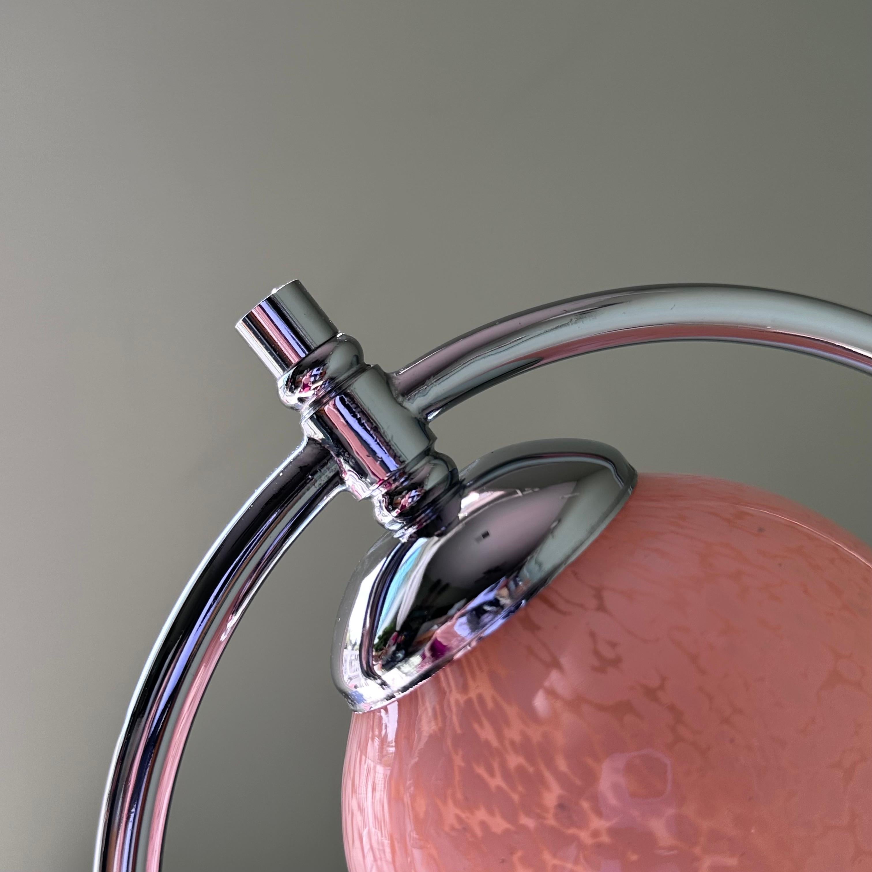 Lámpara de Sobremesa Vintage Art Decó de Estilo Modernista Cromada y Cristal Rosa Saturno Globo Vidrio soplado en venta