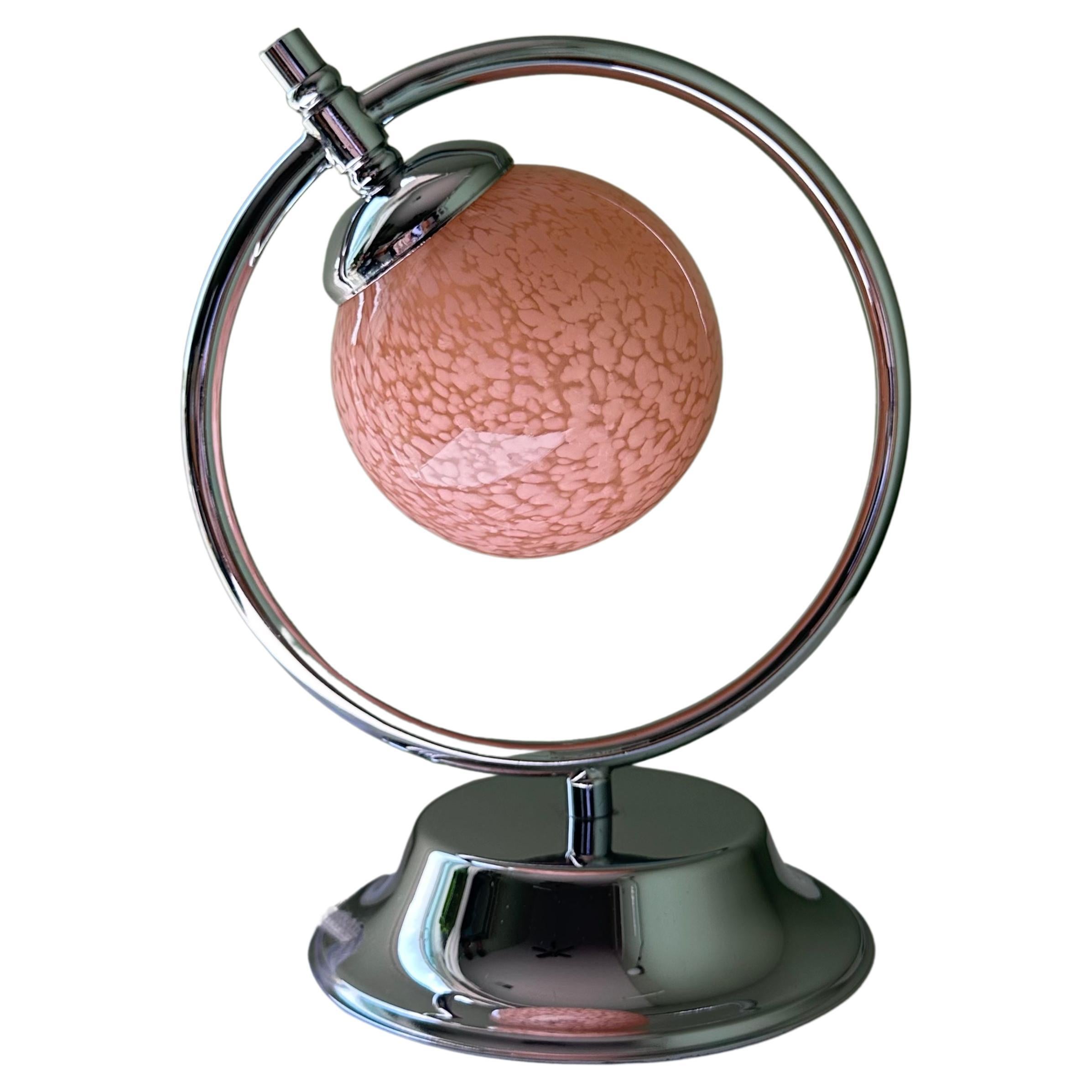 Lampe de bureau Saturn Globe de style Art Déco moderniste vintage en chrome et verre rose