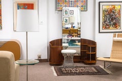 Vanity vintage in legno di noce in stile art déco modernista con ripiani e specchio