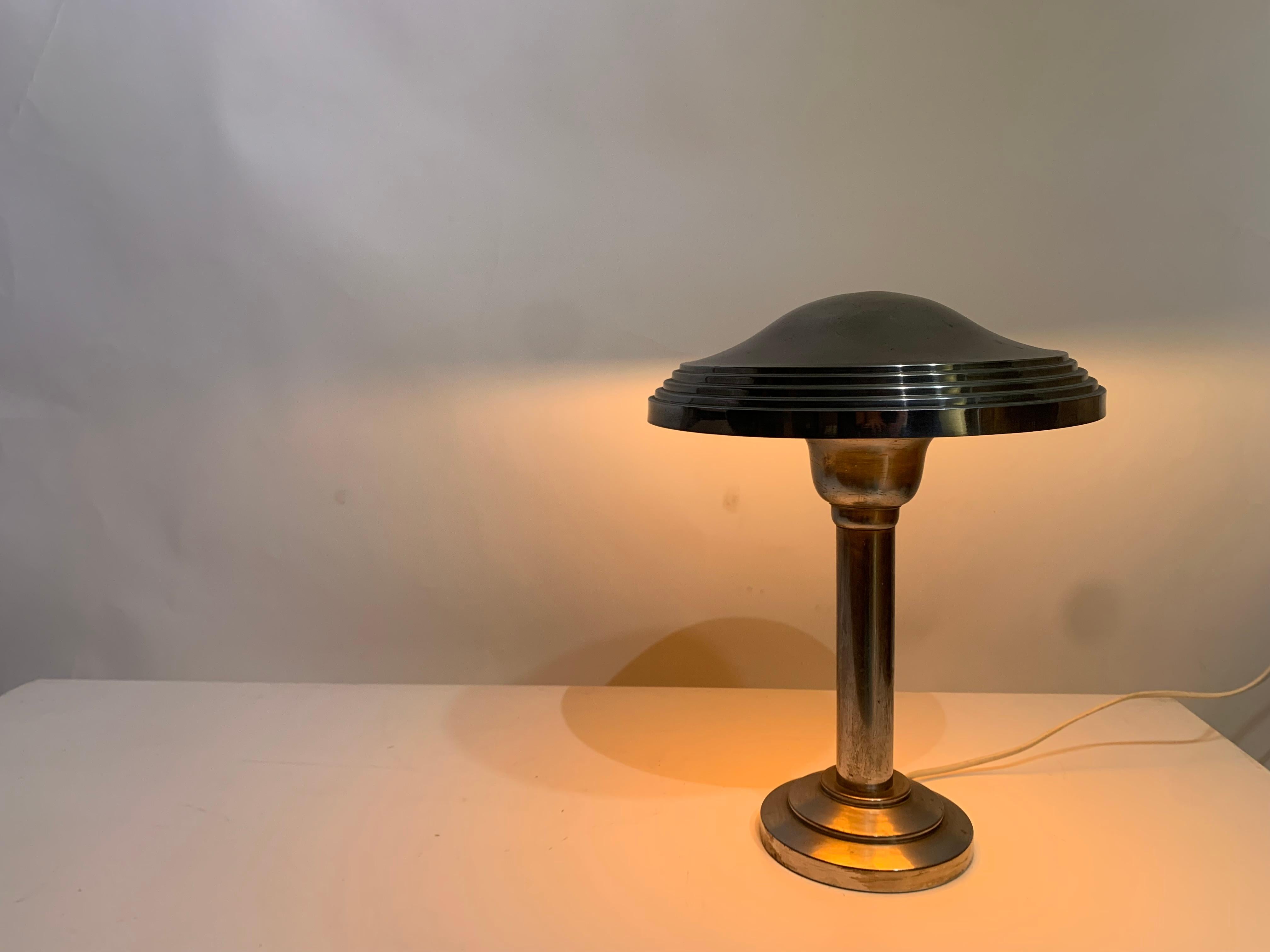 Mid-20th Century Vintage Art-Deco mushroom shape chromed table lamp