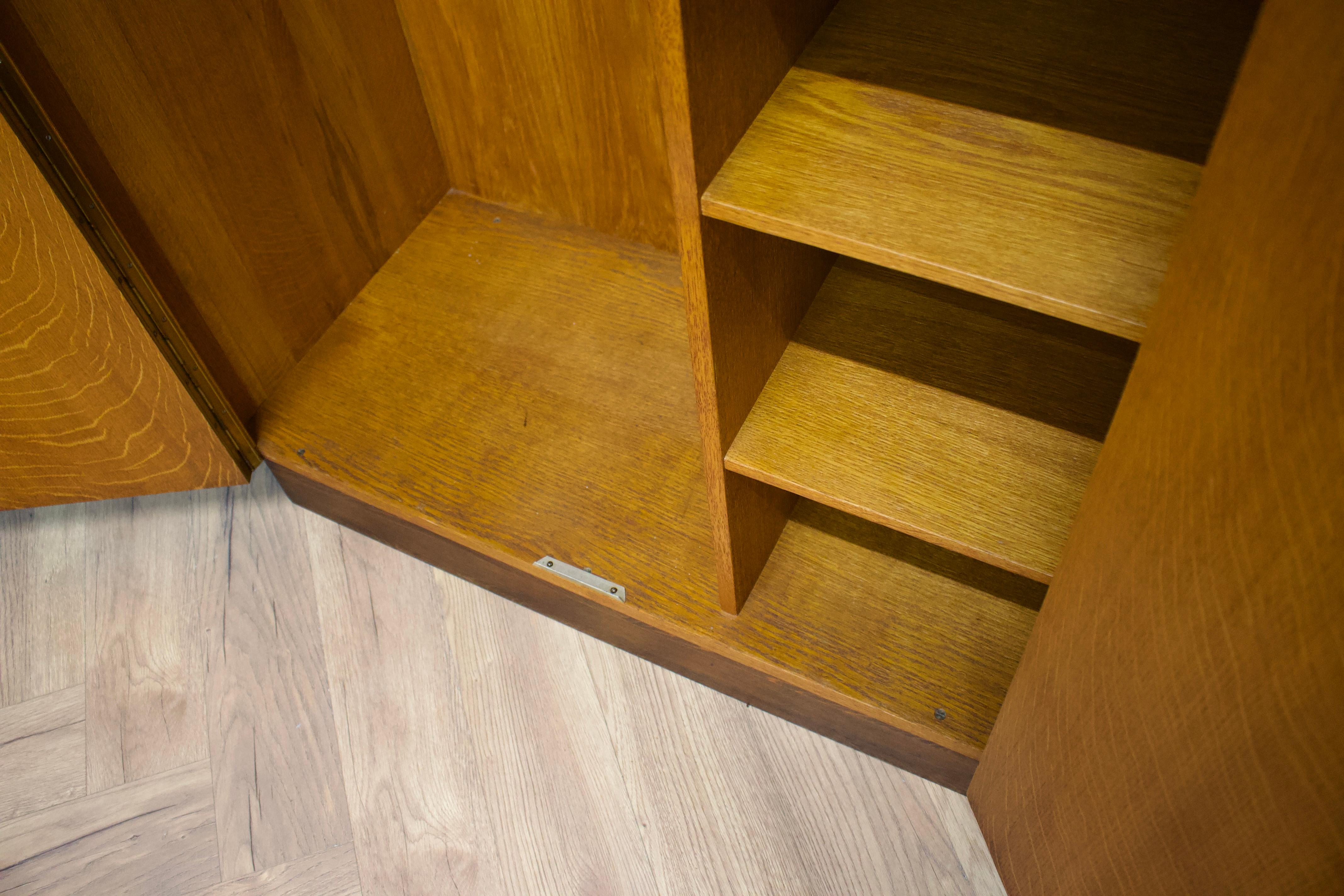 Armadio compatto in Oak d'epoca Art Deco, anni 30 in vendita 1