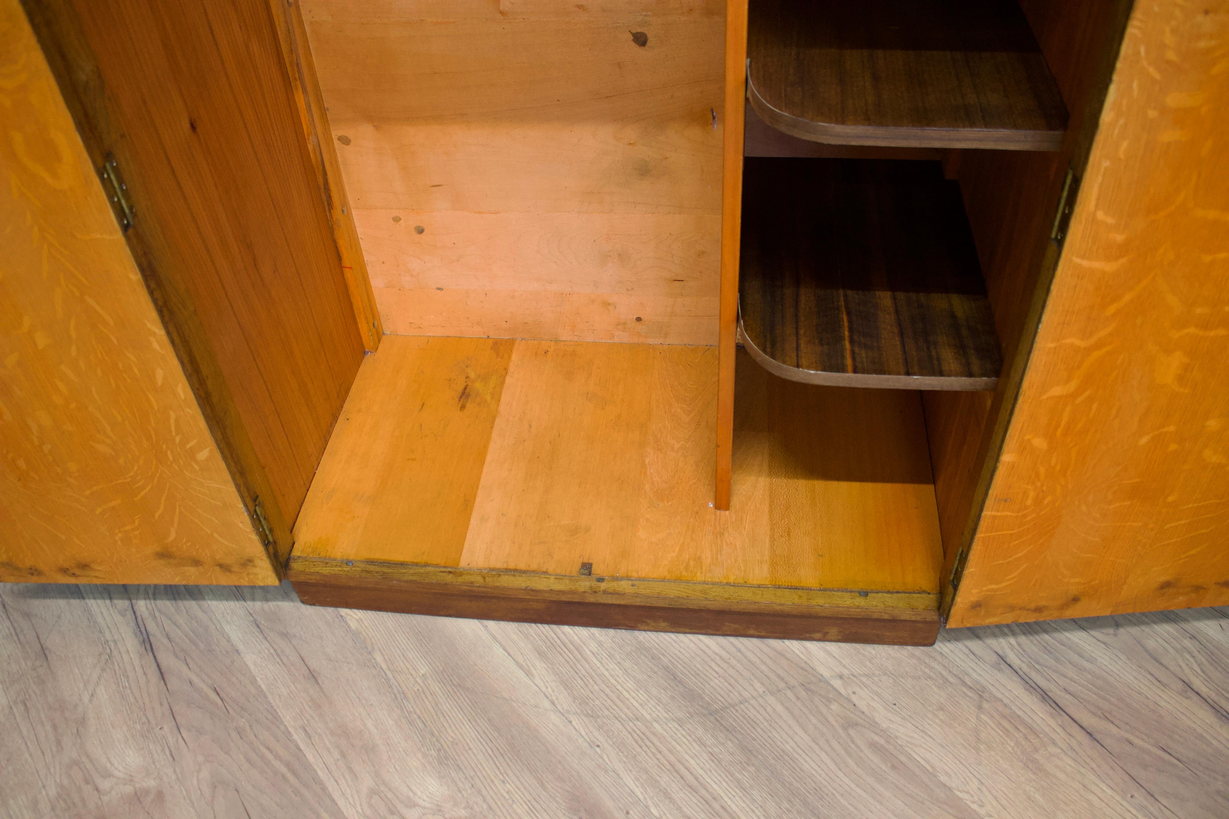 Armadio compatto d'epoca in Oak Deco di Austinsuite, anni '50 in vendita 3